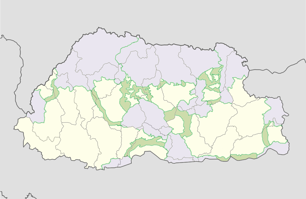 Kawasan perlindungan Bhutan berwarna lavender; koridor biologi berwarna hijau