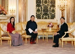 Raja Jigme Khesar Namgyel Wangchuck dan Permaisuri Jetsun Pema Bhutan bersama Naruhito dari Jepun