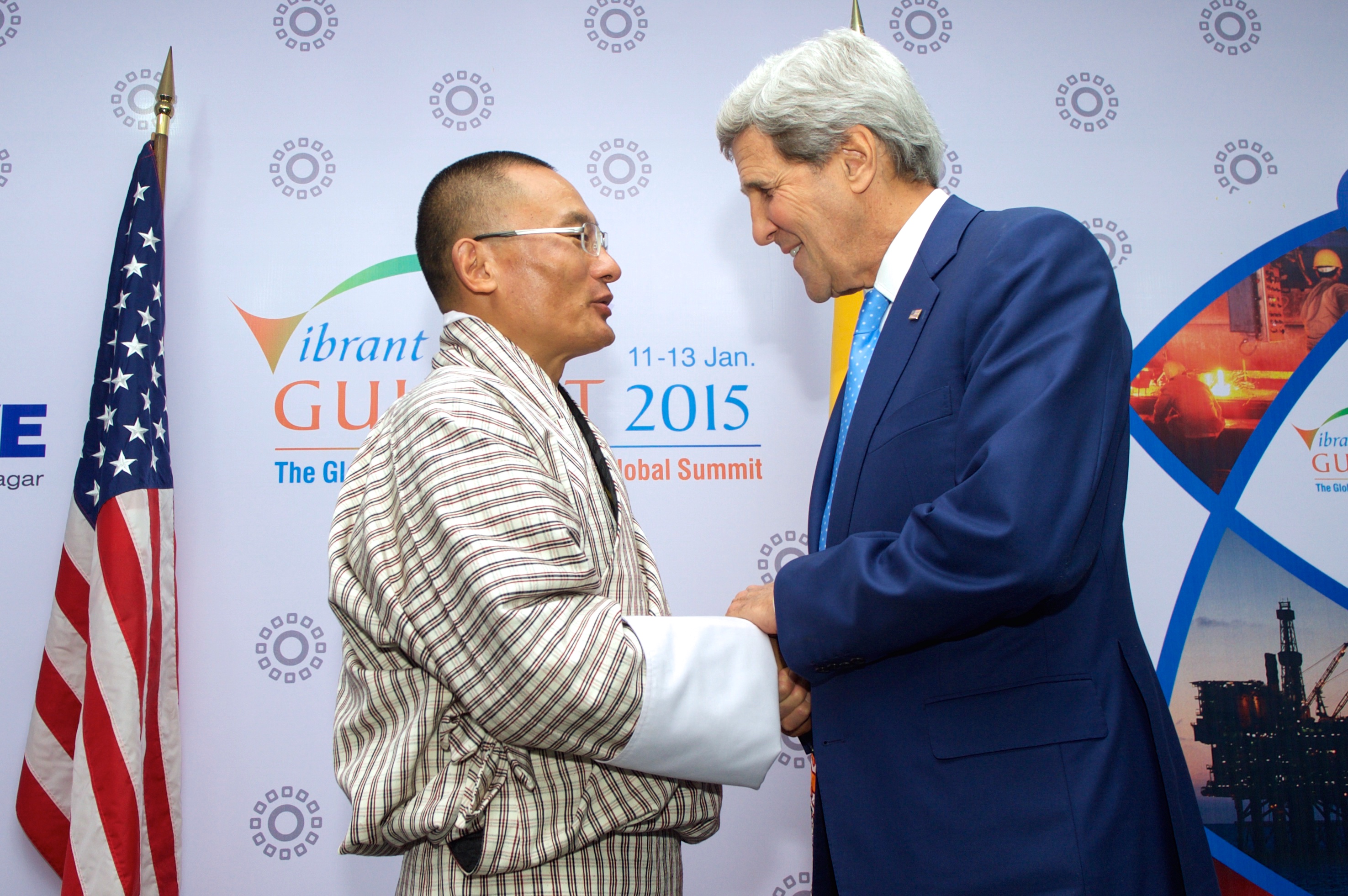 Perdana Menteri Bhutan Tshering Tobgay bersama Setiausaha Negara Amerika Syarikat John Kerry pada tahun 2015