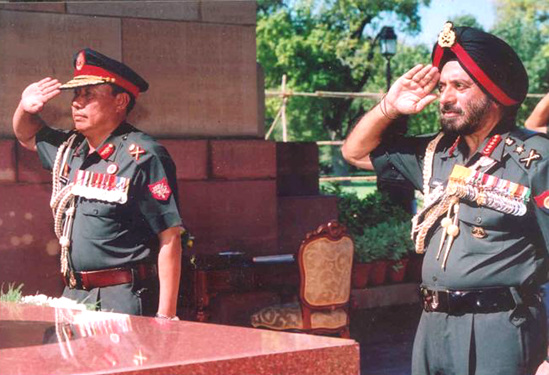 Ketua Staf Tentera Diraja Bhutan (kiri) dan Ketua Staf Tentera India (kanan) pada tahun 2006