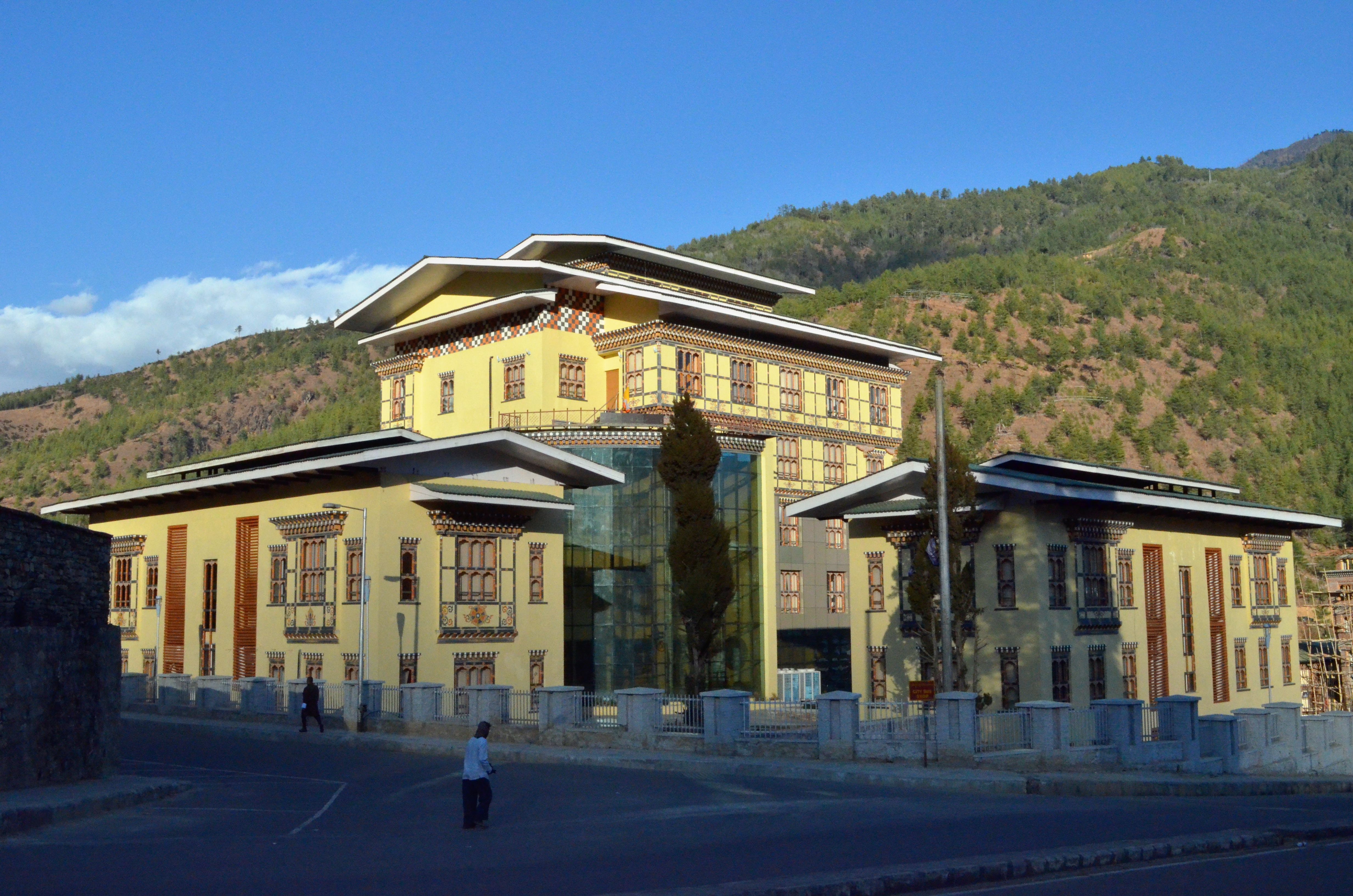 Ibu pejabat Perbadanan Tenaga Bhutan di Thimphu. Eksport utama Bhutan ialah tenaga hidroelektrik.