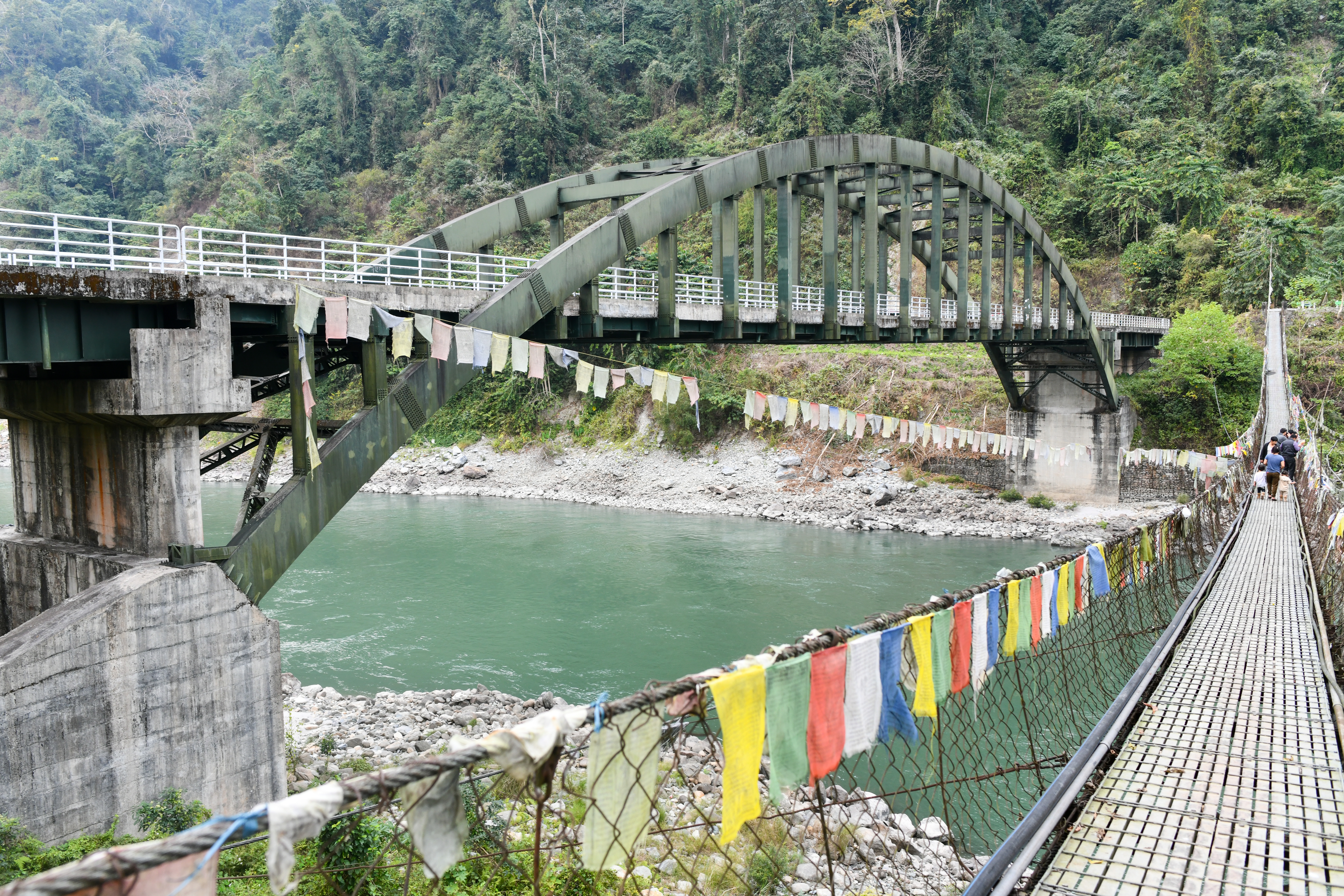 Jambatan moden dan tradisional merentasi sungai di Panbang