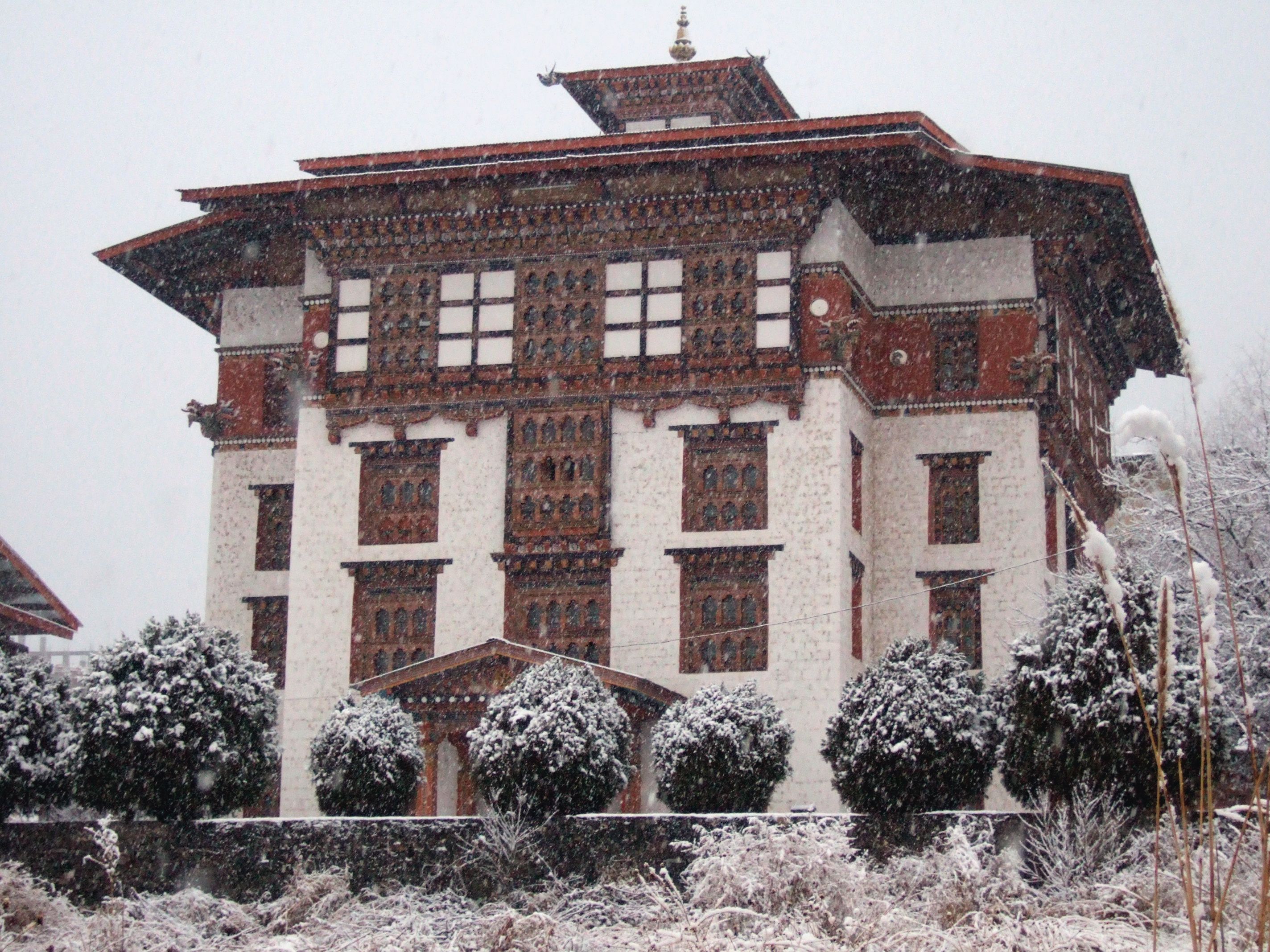 Perpustakaan Negara Bhutan semasa salji turun