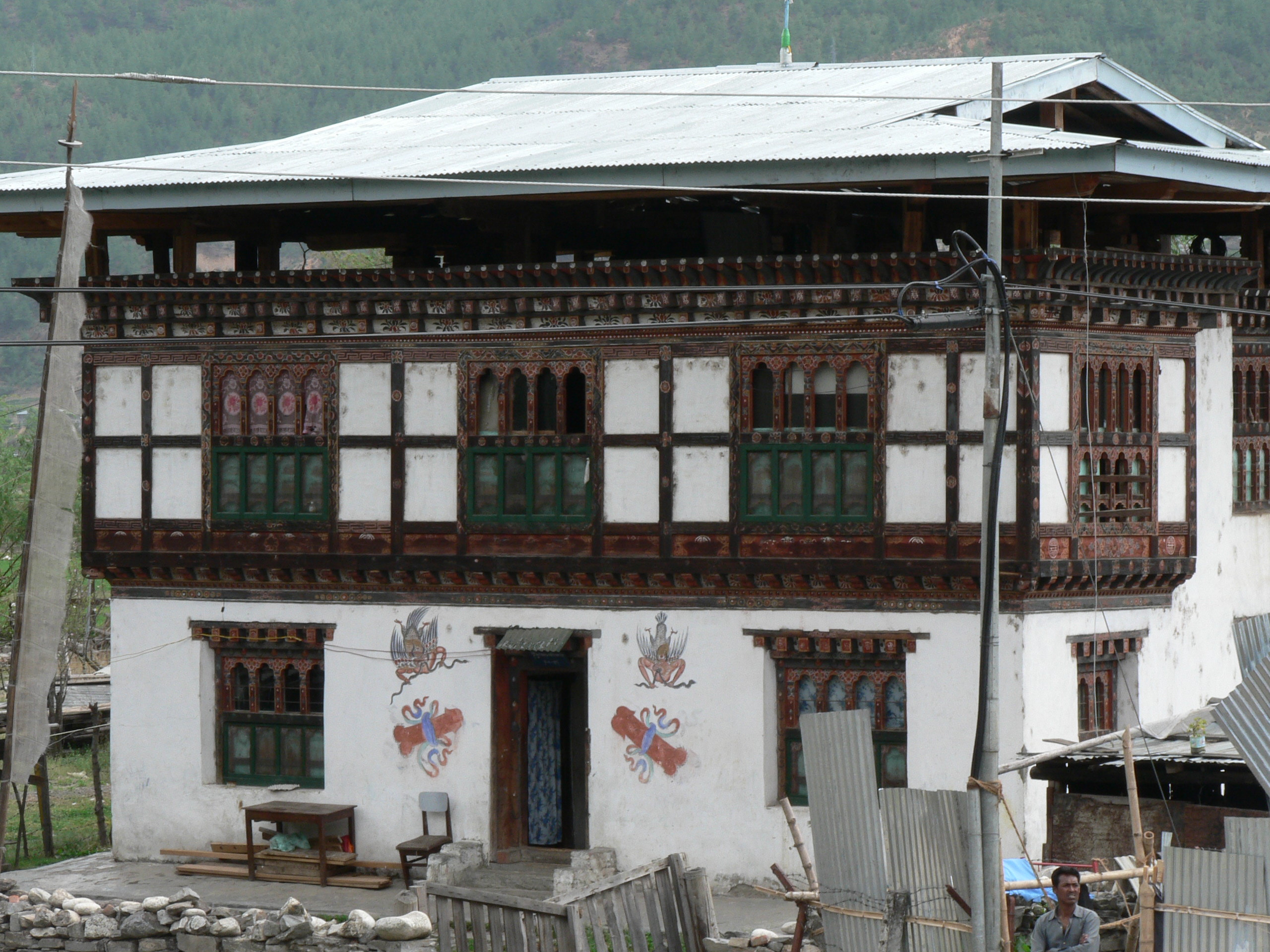 Salah sebuah rumah tradisional di Bhutan. Diambil di Paro.