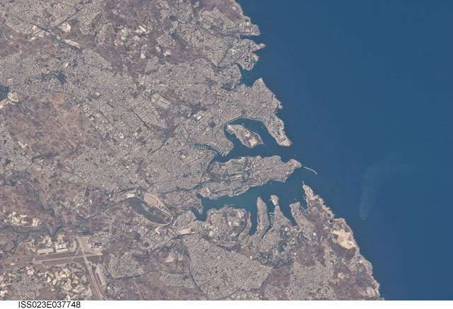 Khu đô thị chính của Malta. Valletta là bán đảo trung tâm.