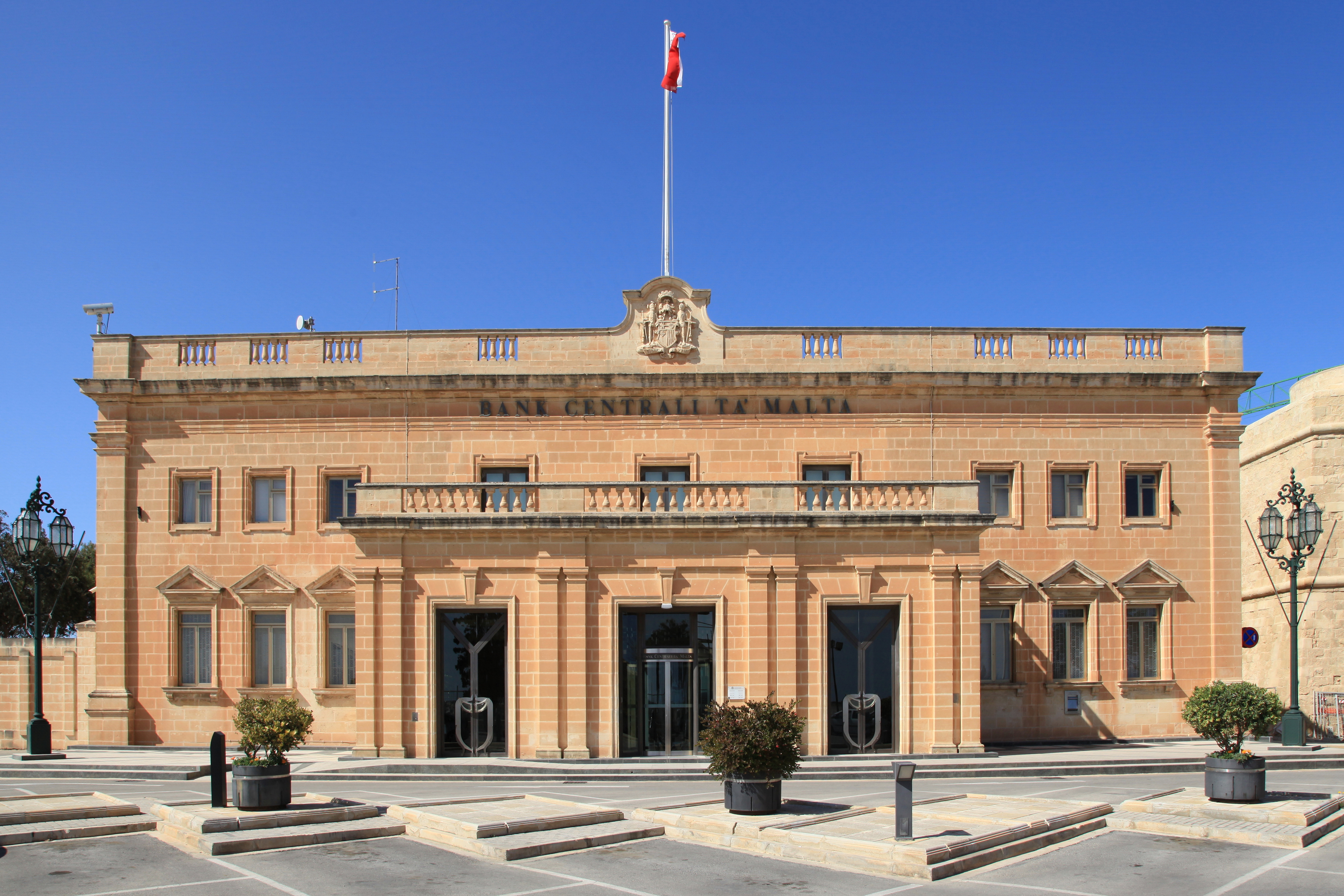 Ngân hàng Trung ương Malta, Phố Giáo hoàng Pius V ở Valletta, Malta.