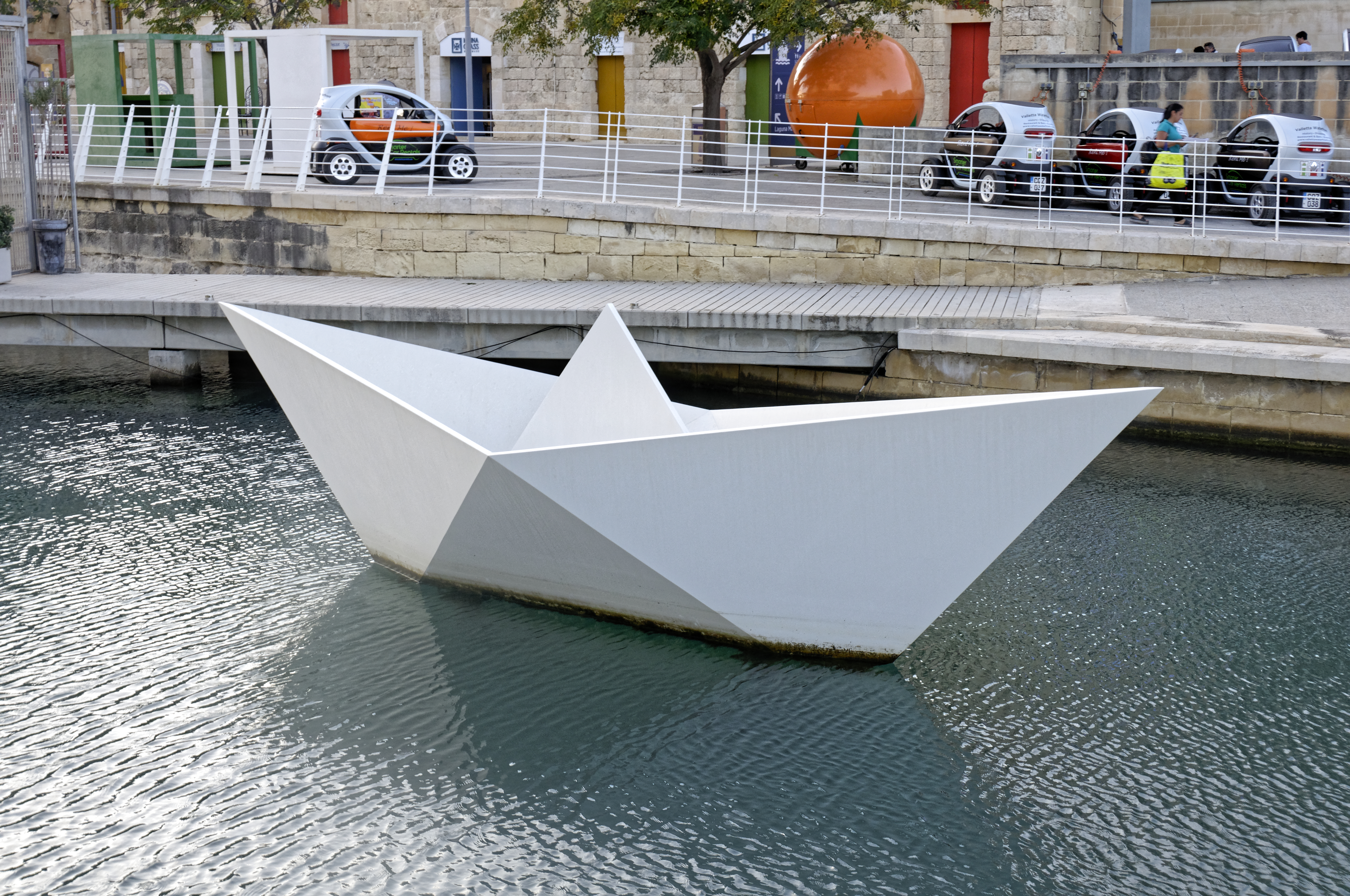 Đài tưởng niệm Trẻ em Di cư tại Bến tàu Valletta, tưởng nhớ 310 trẻ em di cư đến Úc từ năm 1950 đến 1965.