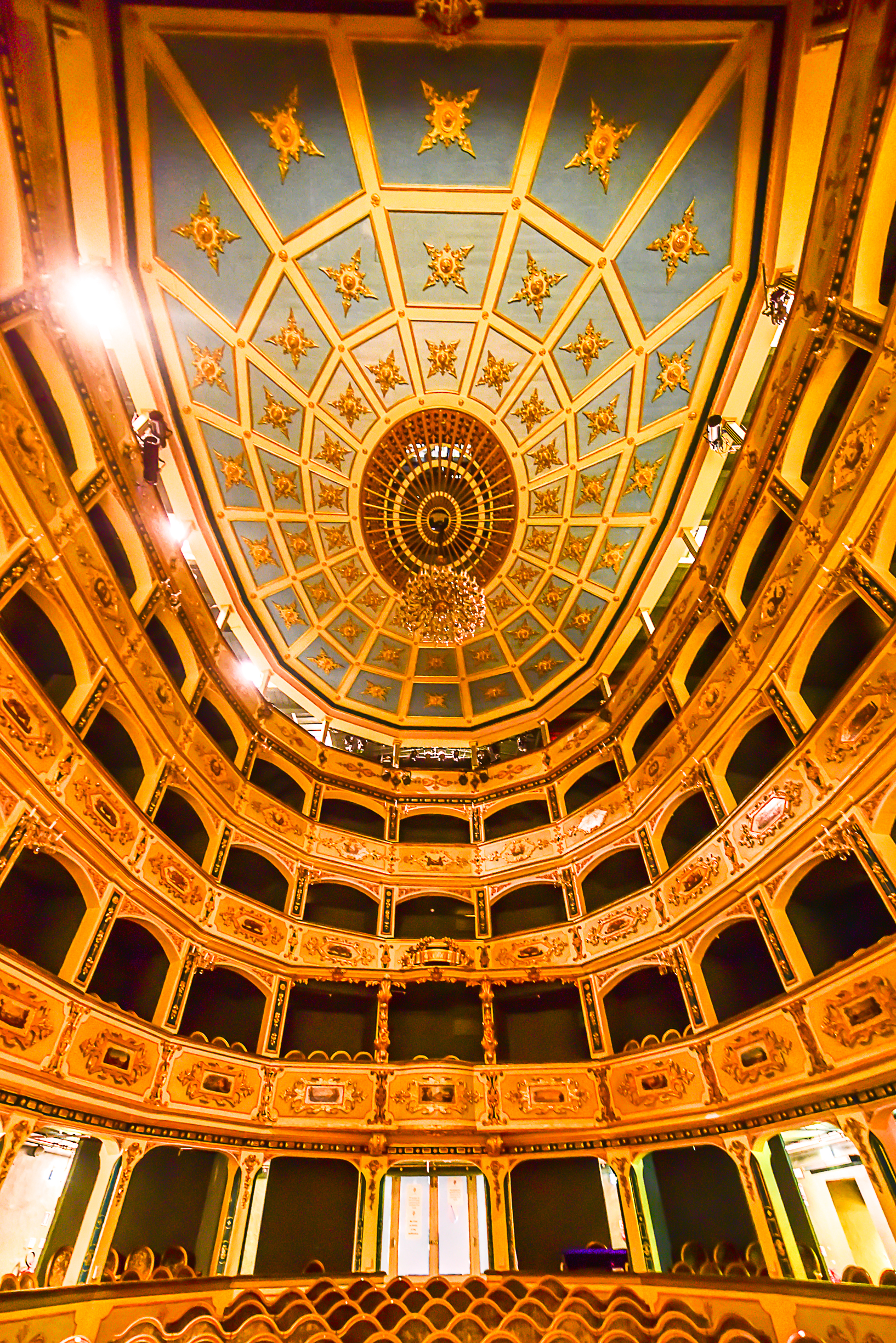 Nhà hát Manoel, nhà hát hoạt động lâu đời thứ ba ở châu Âu. Hiện là Nhà hát Quốc gia của Malta và là nơi biểu diễn của Dàn nhạc Giao hưởng Malta.