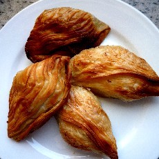 Pastizzi, một món ăn nhẹ đặc trưng của Malta.