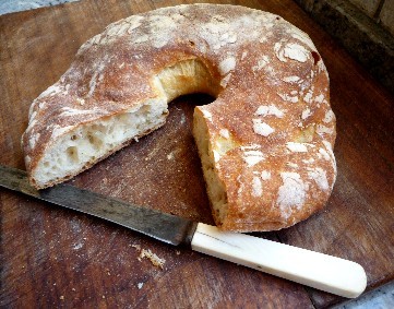 Ftira, một loại bánh mì dẹt truyền thống của Malta.