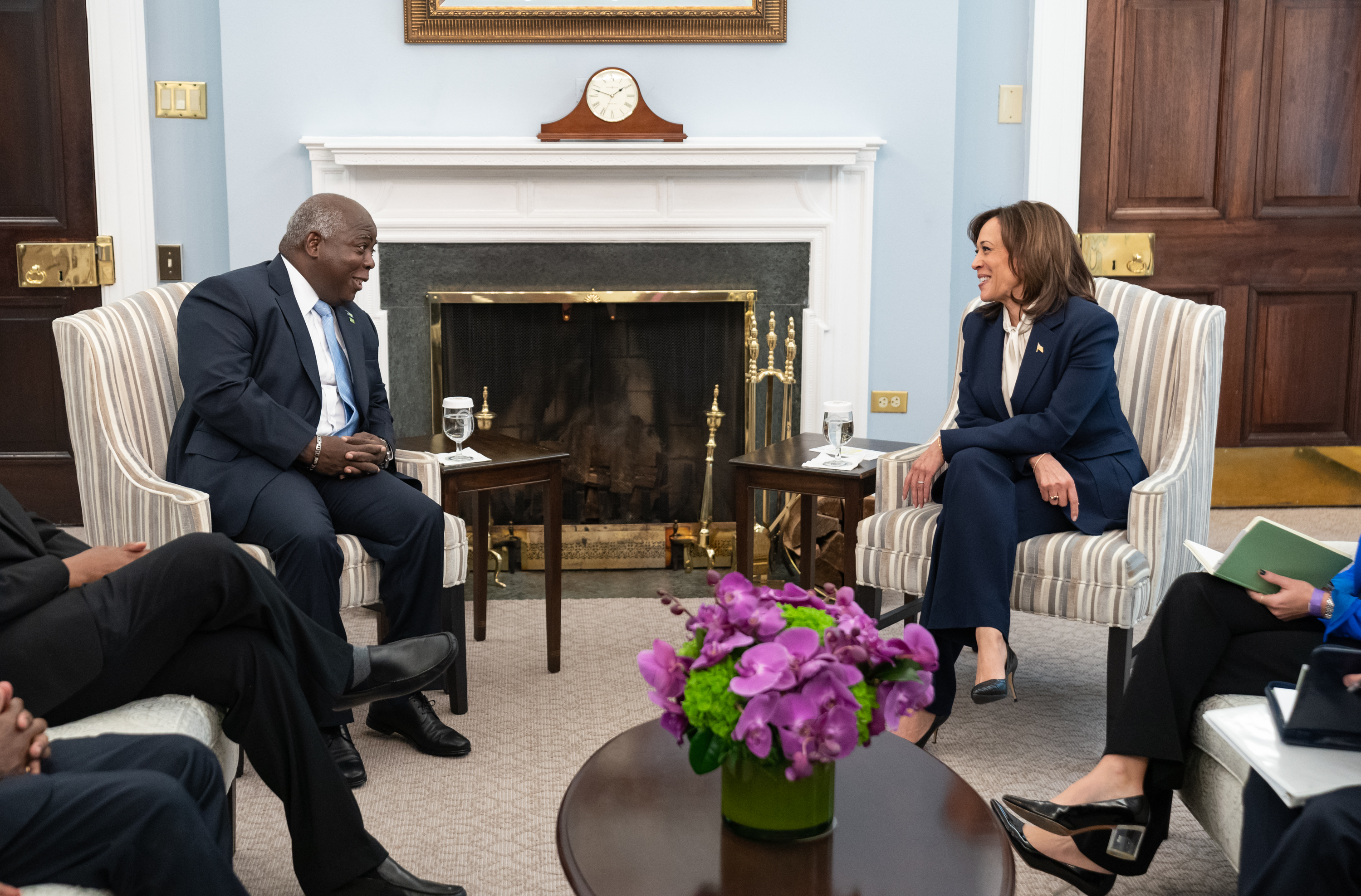 Wakil Presiden AS Kamala Harris bersama Perdana Menteri Philip Davis dari Bahama di Kantor Wakil Presiden pada tahun 2023
