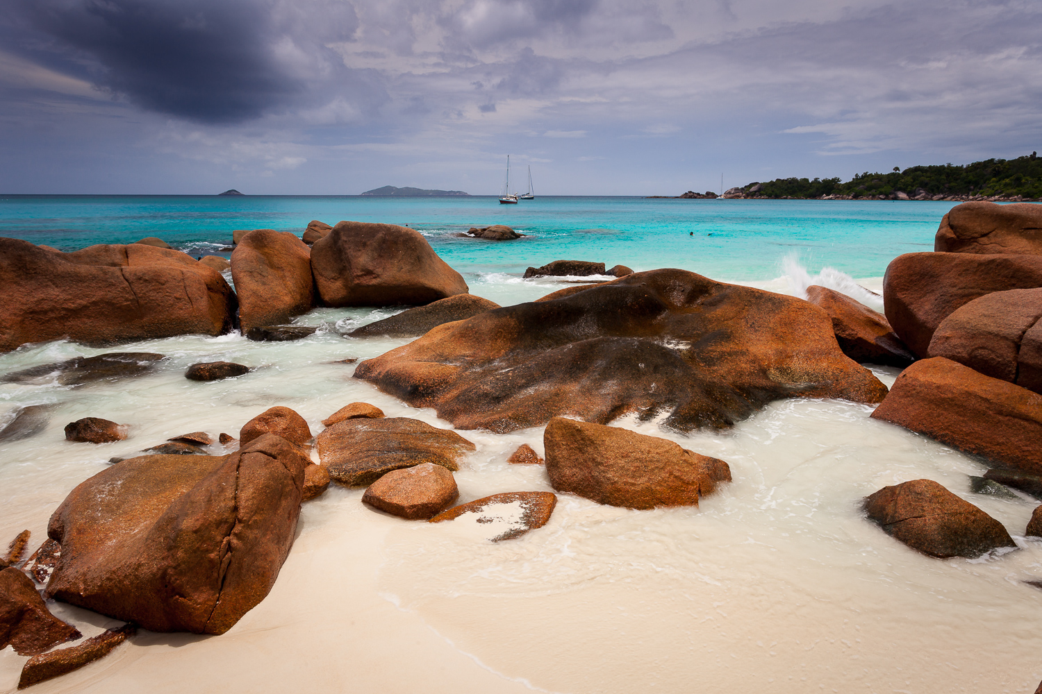 Pantai Anse Lazio di pulau Praslin