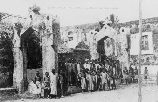 Sebuah alun-alun di Moroni, 1908, menunjukkan awal kehadiran infrastruktur kolonial.