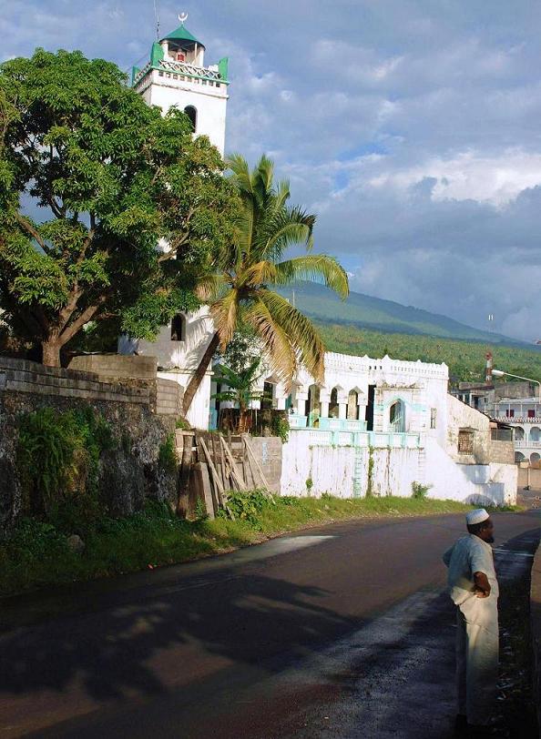 Sebuah masjid di Moroni. Islam adalah agama dominan di Komoro.