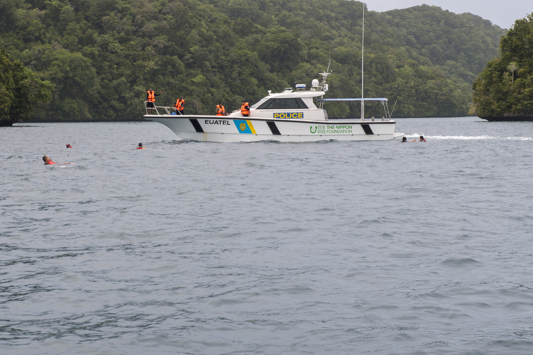 Kapal polis maritim Palau, Euatel, Kabekl M'tal, dan Bul menyediakan perlindungan perikanan pesisir.