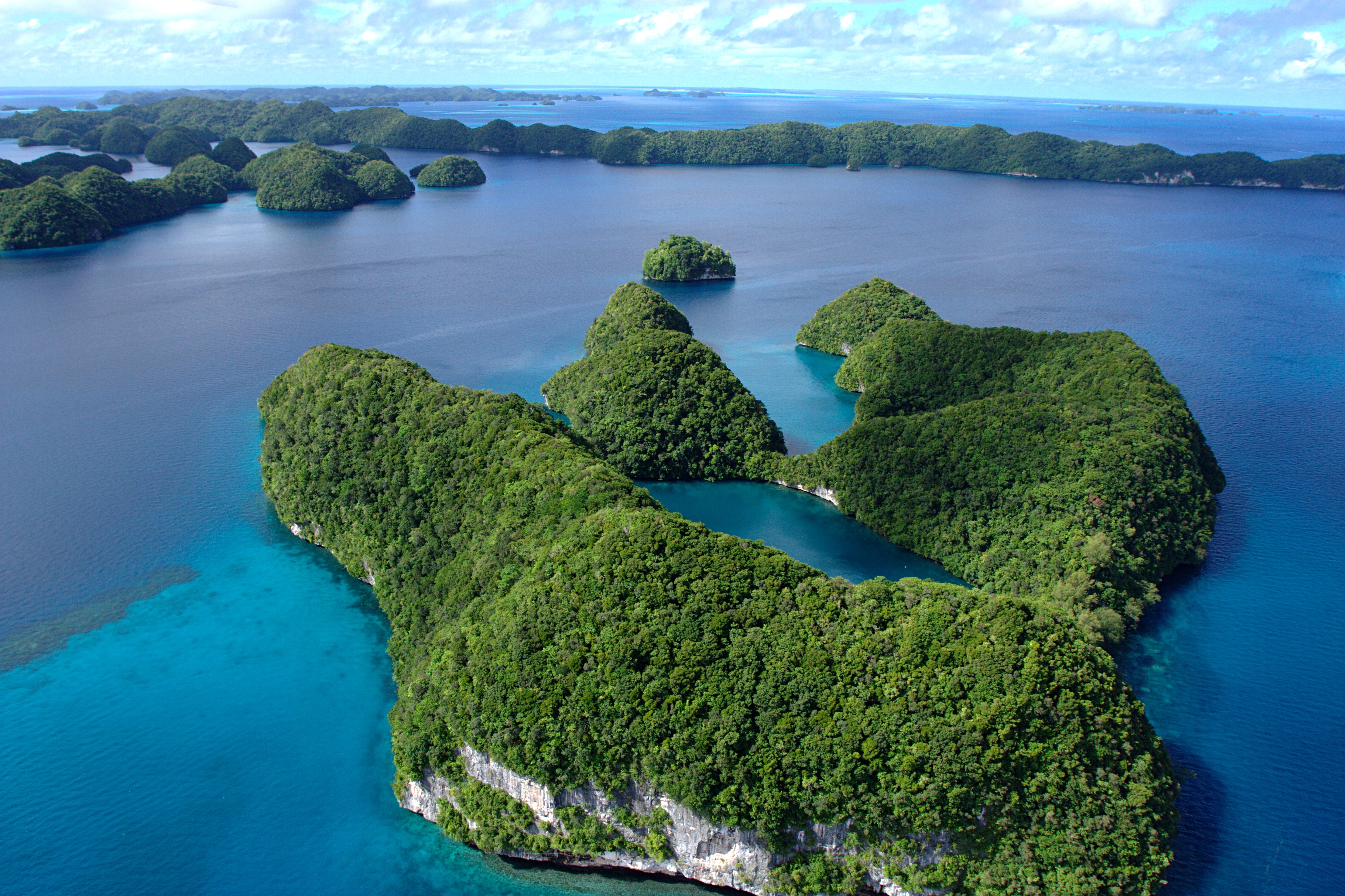 Pemandangan udara pulau-pulau batu kapur