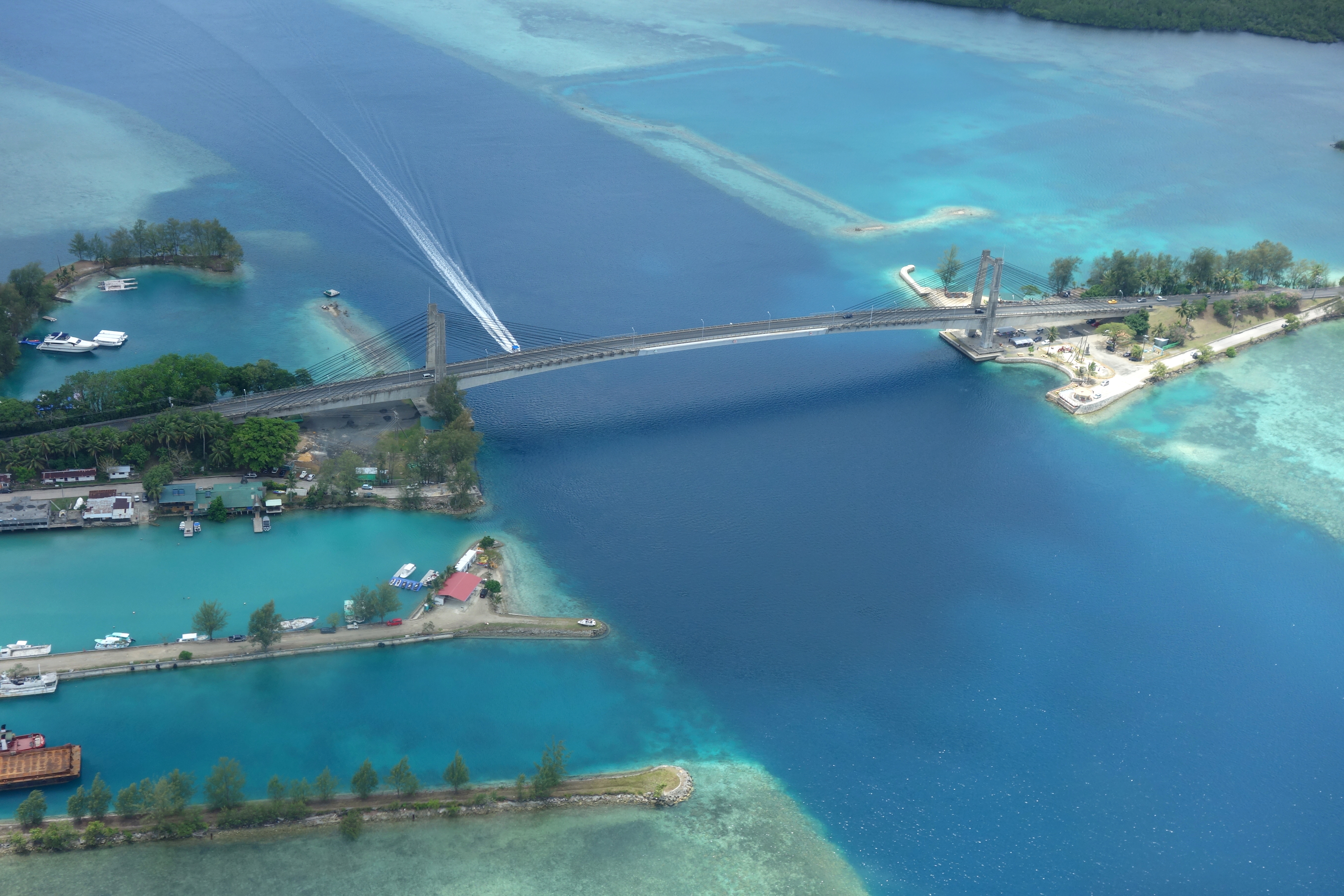 Pemandangan udara Jembatan Koror-Babeldaob pada tahun 2016.