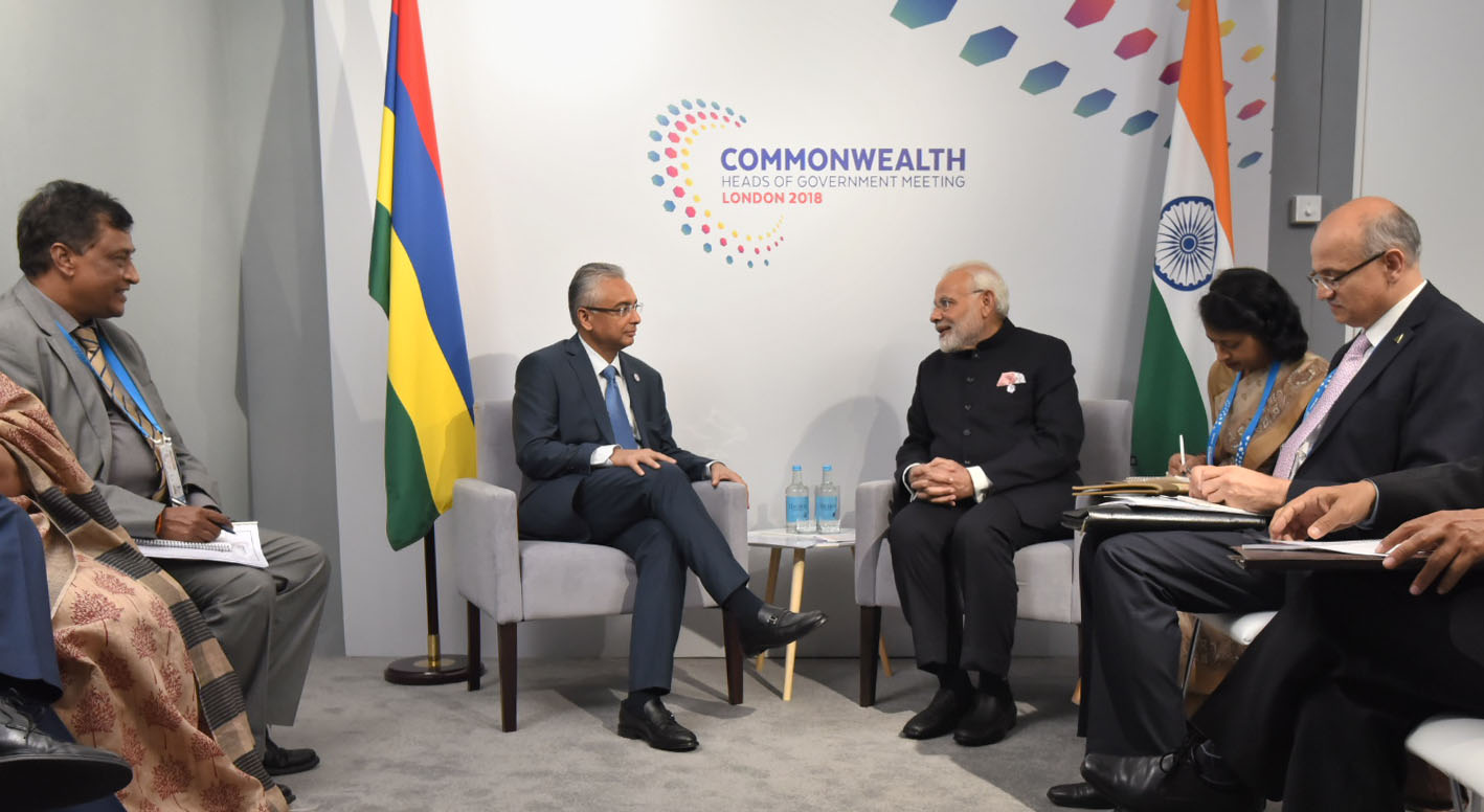 Perdana Menteri Pravind Jugnauth bersama Perdana Menteri India Narendra Modi, 19 April 2018