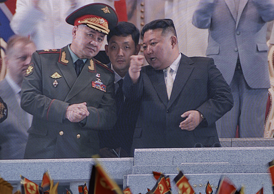 Kim Jong Un bersama Menteri Pertahanan Rusia Sergei Shoigu selama upacara peringatan 70 tahun berakhirnya Perang Korea, di Pyongyang, 27 Juli 2023