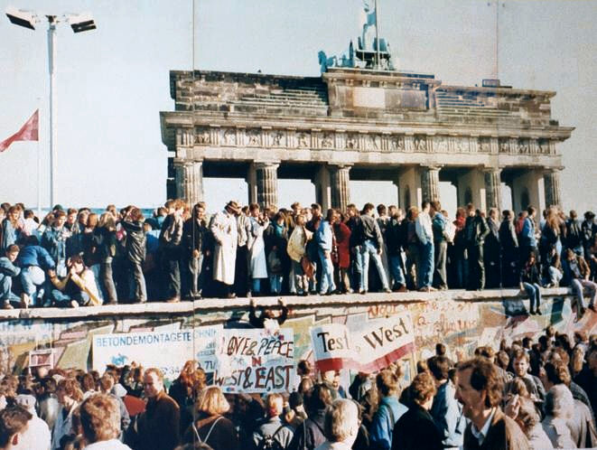 Runtuhnya Tembok Berlin pada tahun 1989 adalah salah satu perkembangan pertama dalam akhir Perang Dingin, yang pada akhirnya menyebabkan pembubaran Uni Soviet.