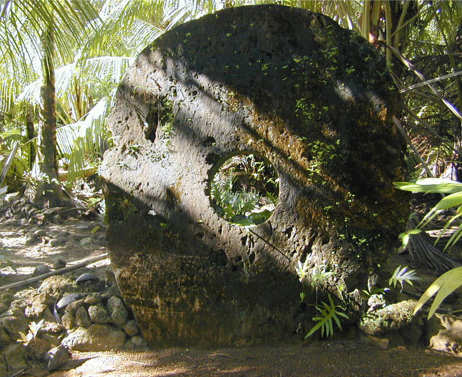 Sebuah contoh uang batu (Rai stones) berukuran besar (tinggi sekitar 2.4 m) di desa Gachpar, Yap.
