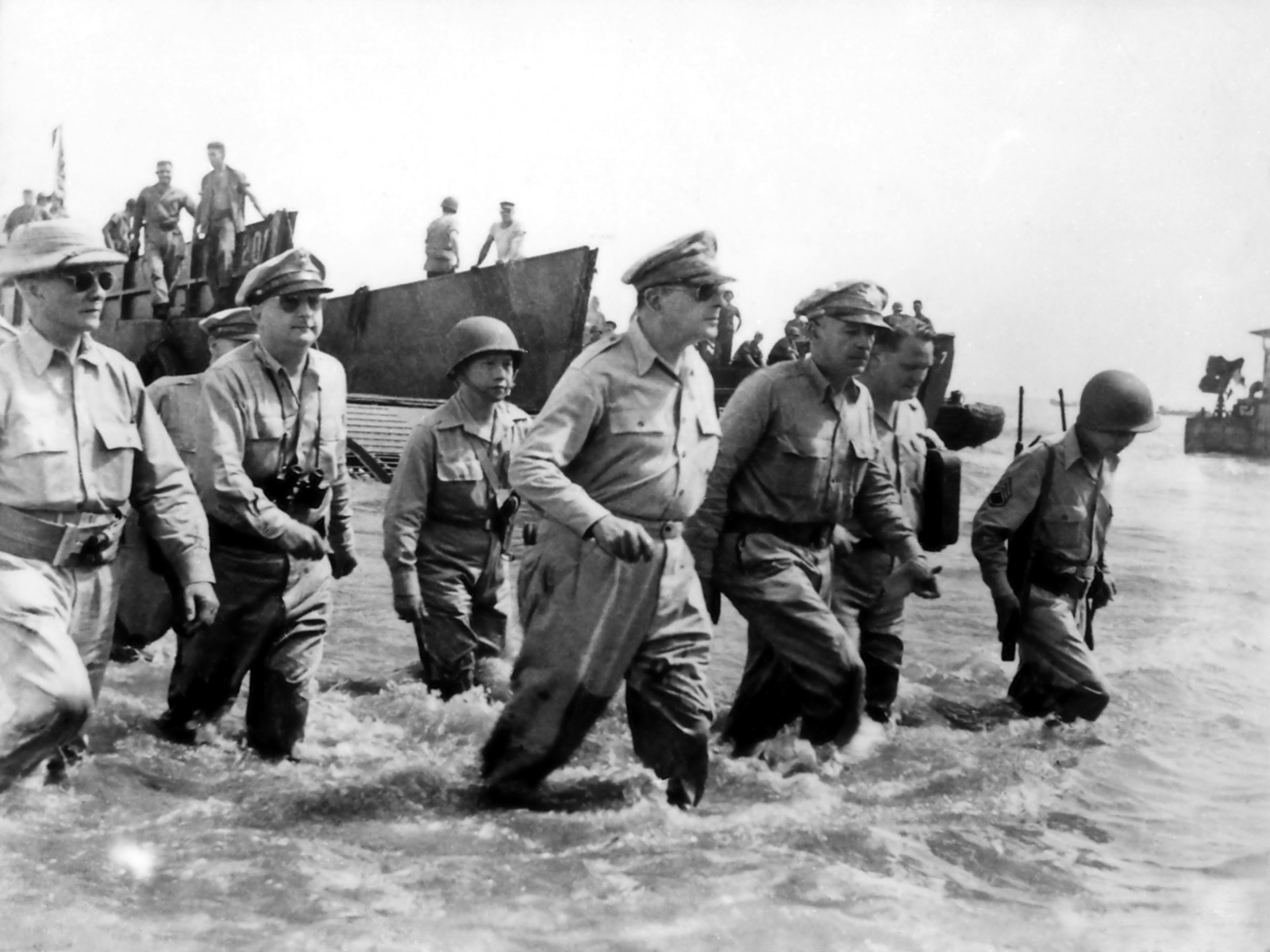 Jeneral Douglas MacArthur dan Sergio Osmeña (kiri) mendarat semasa Pertempuran Leyte pada 20 Oktober 1944