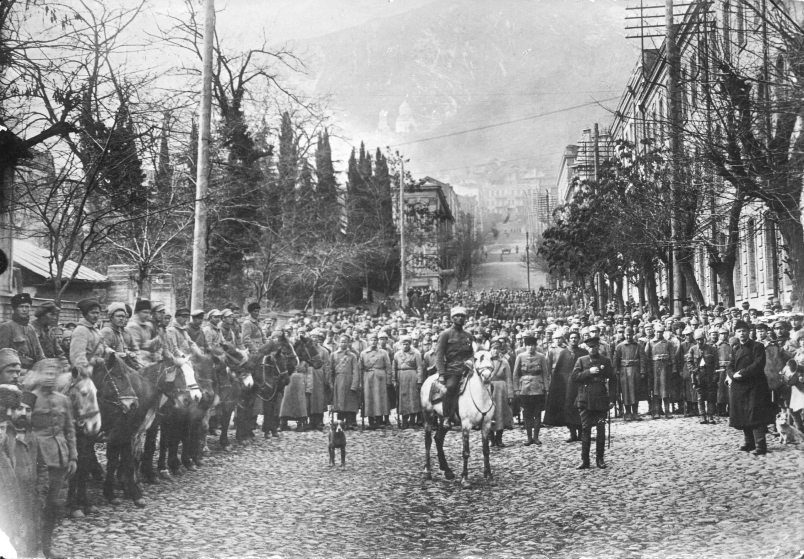 Tentera Merah Bolshevik di Tbilisi pada Hari Pendudukan Soviet pada tahun 1921. Gereja Saint David dan Pantheon Mtatsminda kelihatan di kejauhan.