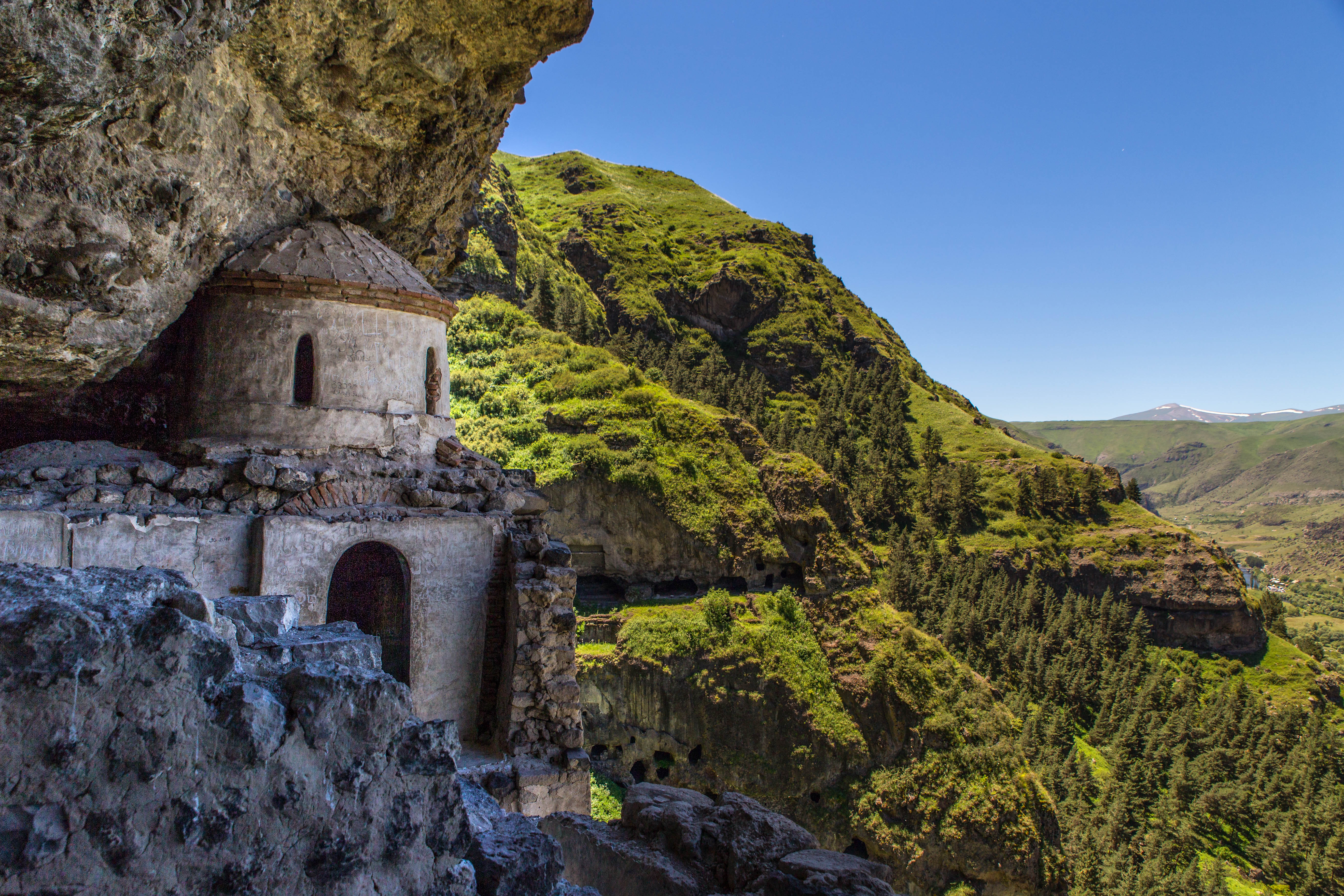 Sebuah gereja kecil di bandar gua Vardzia, dengan lembah Sungai Kura di bawahnya
