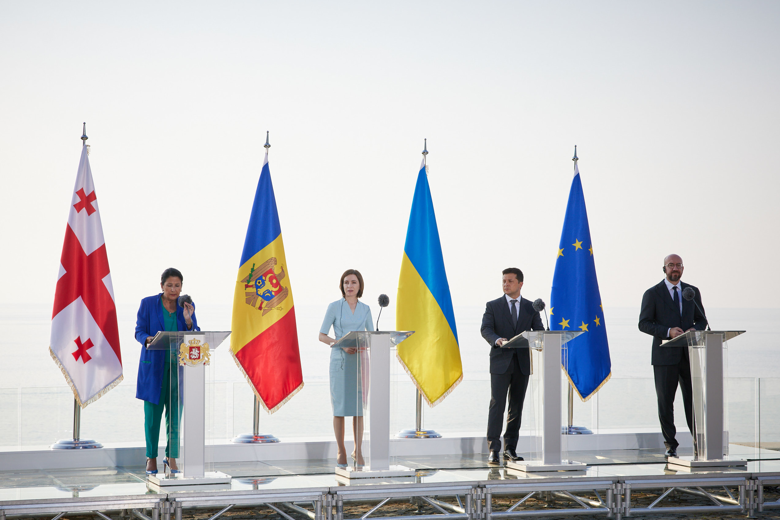 Presiden Georgia Salome Zourabichvili, Presiden Moldova Maia Sandu, Presiden Ukraine Volodymyr Zelensky dan Presiden Majlis Eropah Charles Michel semasa Persidangan Antarabangsa Batumi 2021. Pada 2014, EU menandatangani Perjanjian Persatuan dengan ketiga-tiga negara tersebut.