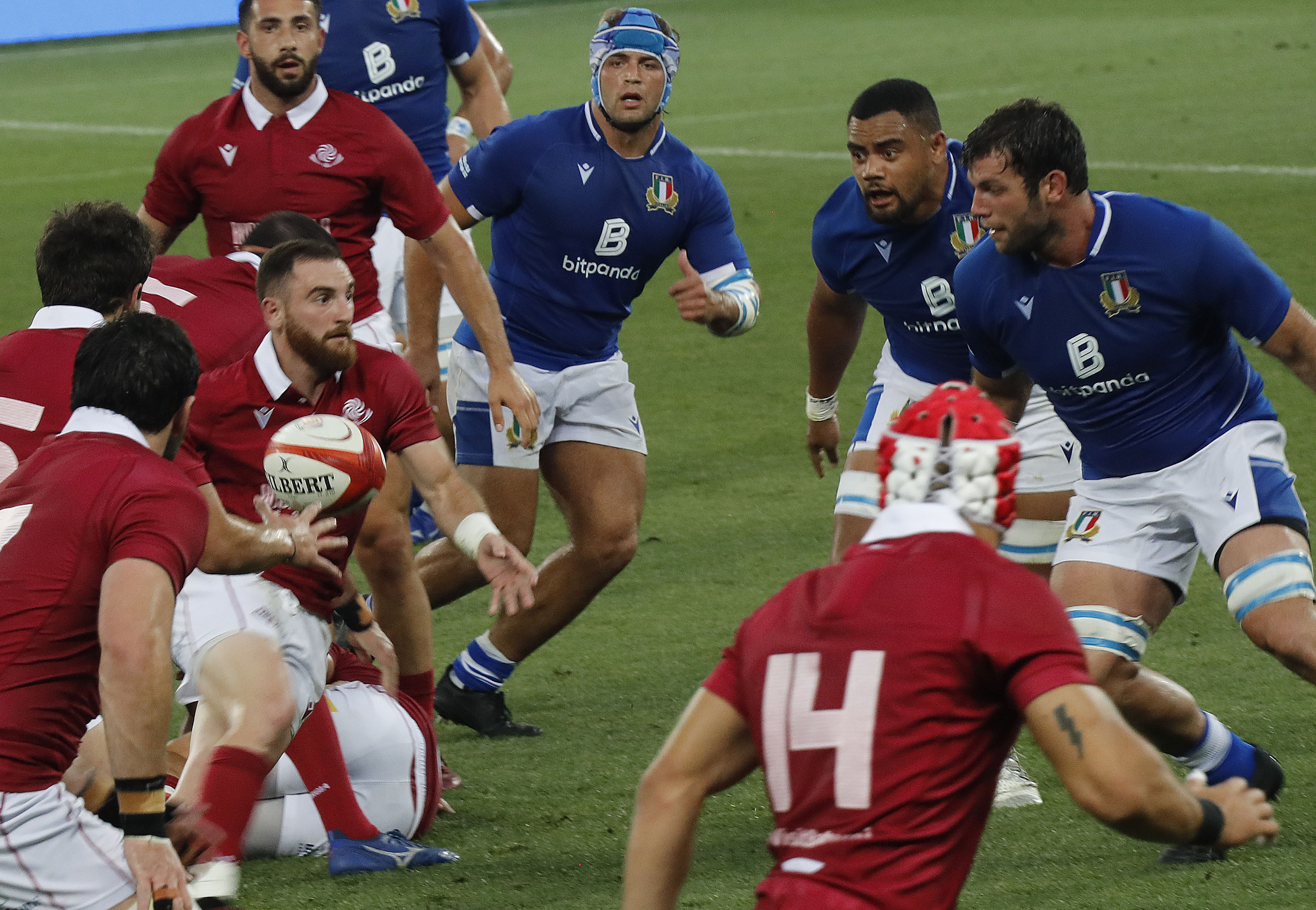 Pasukan Georgia bermain menentang pasukan Itali dalam perlawanan ragbi di Arena Adjarabet di Batumi
