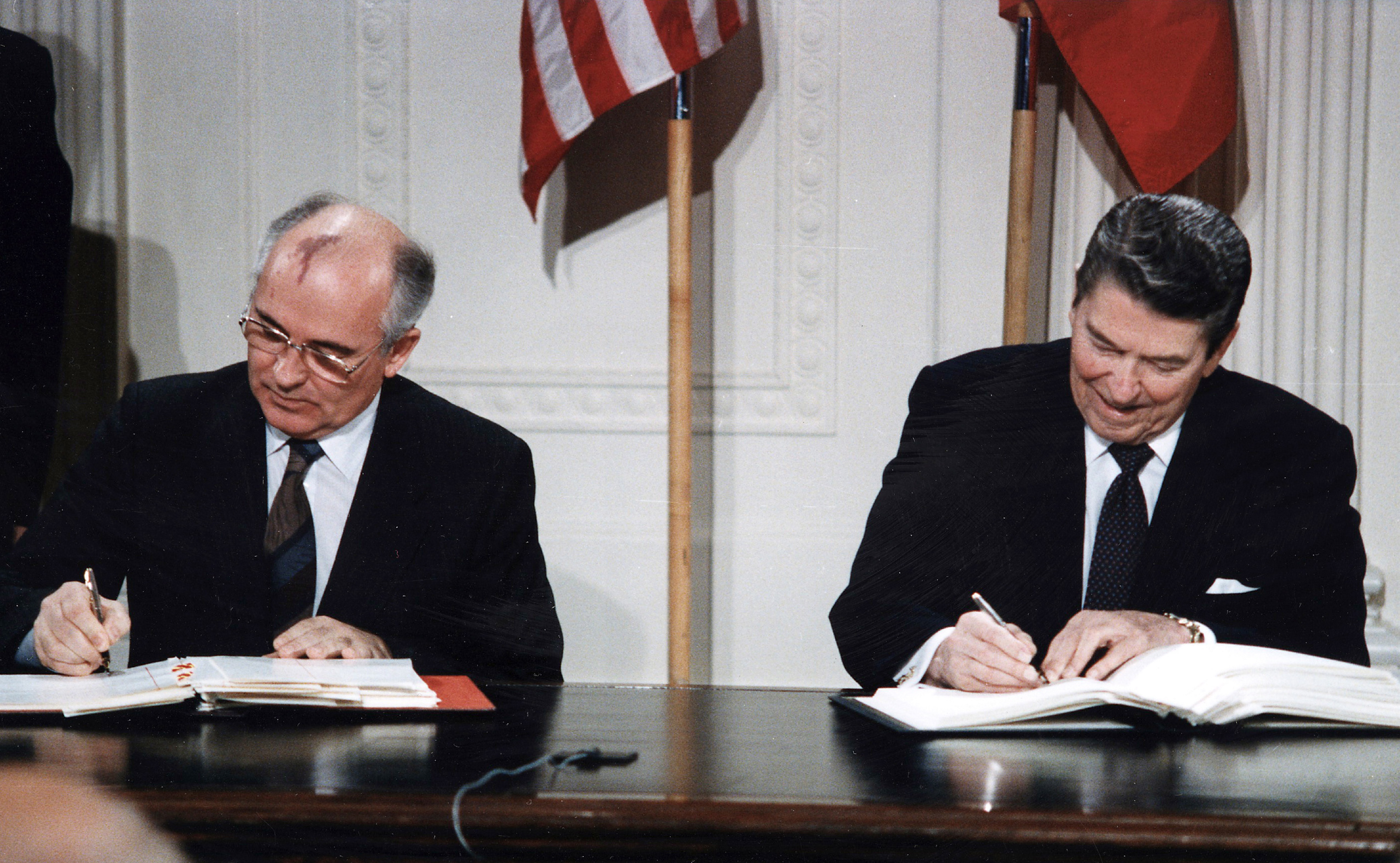 Mikhail Gorbachev dan Ronald Reagan menandatangani Perjanjian Angkatan Nuklear Jarak Pertengahan di Rumah Putih pada tahun 1987.