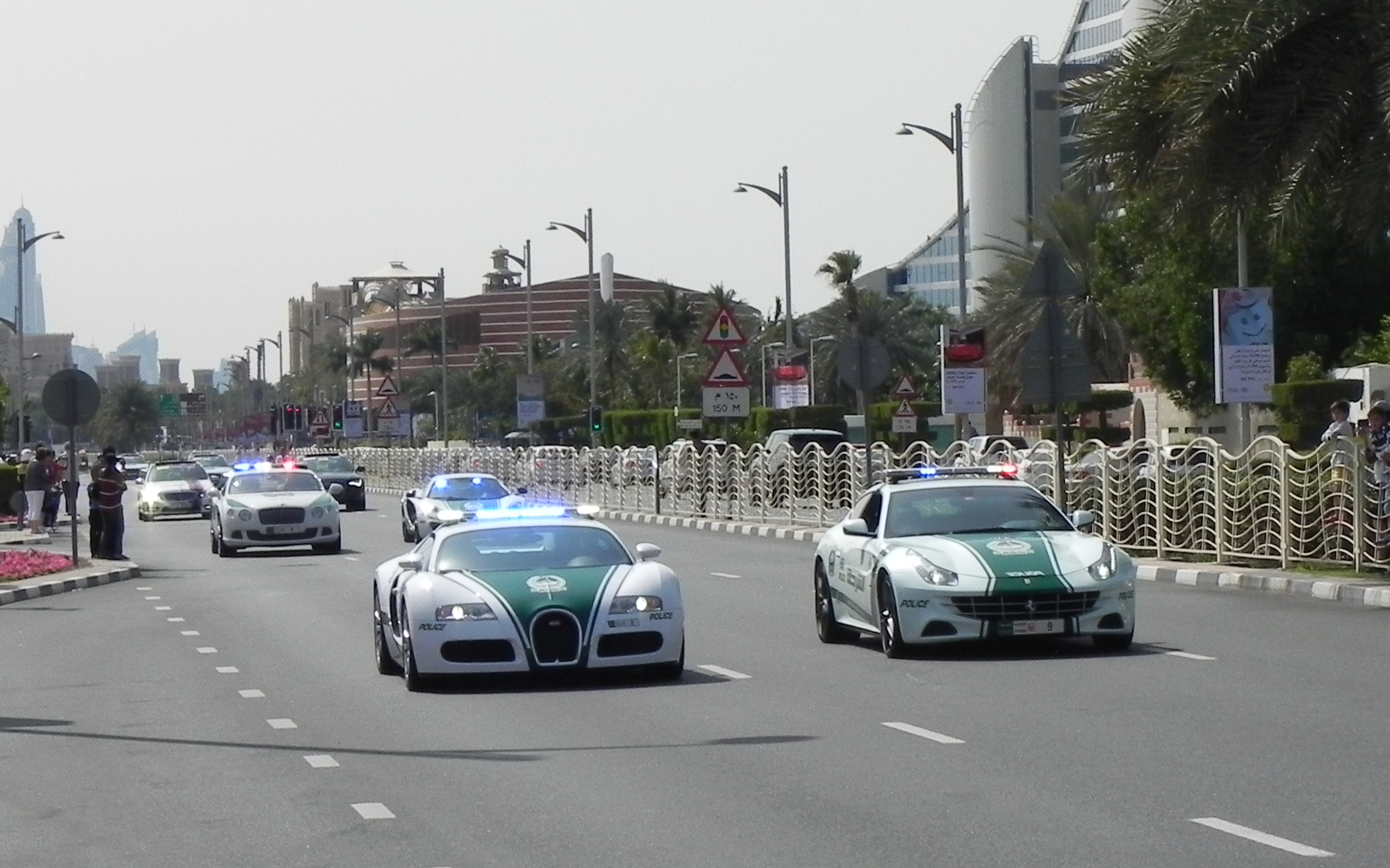 Polisi Dubai konvoi mobil super di Jalan Jumeirah