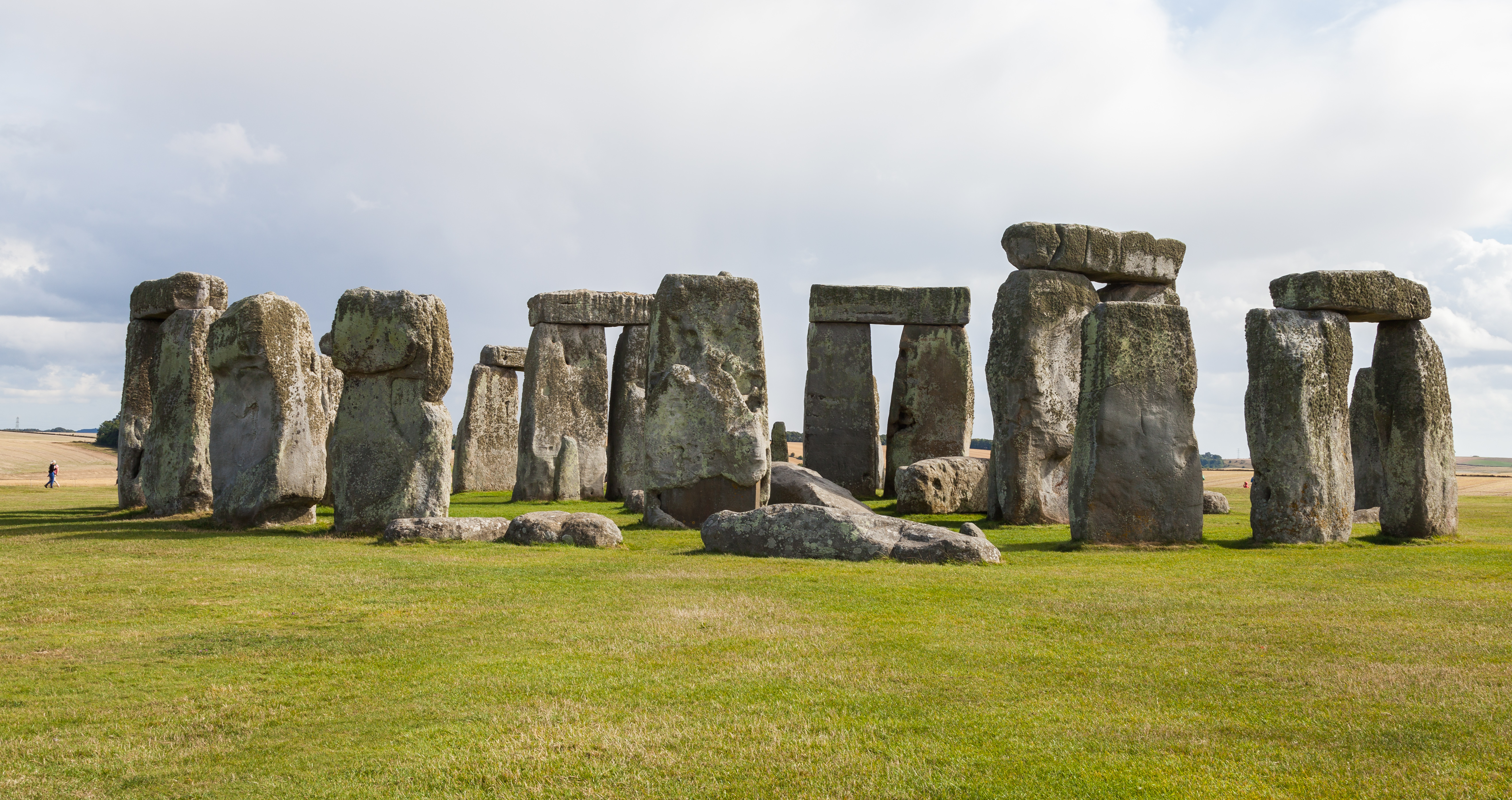 Stonehenge di Wiltshire adalah cincin batu, masing-masing setinggi sekitar 4.0 m (13 ft), lebar 2.1 m (7 ft), dan berat 25 t, didirikan antara 2400-2200 SM.