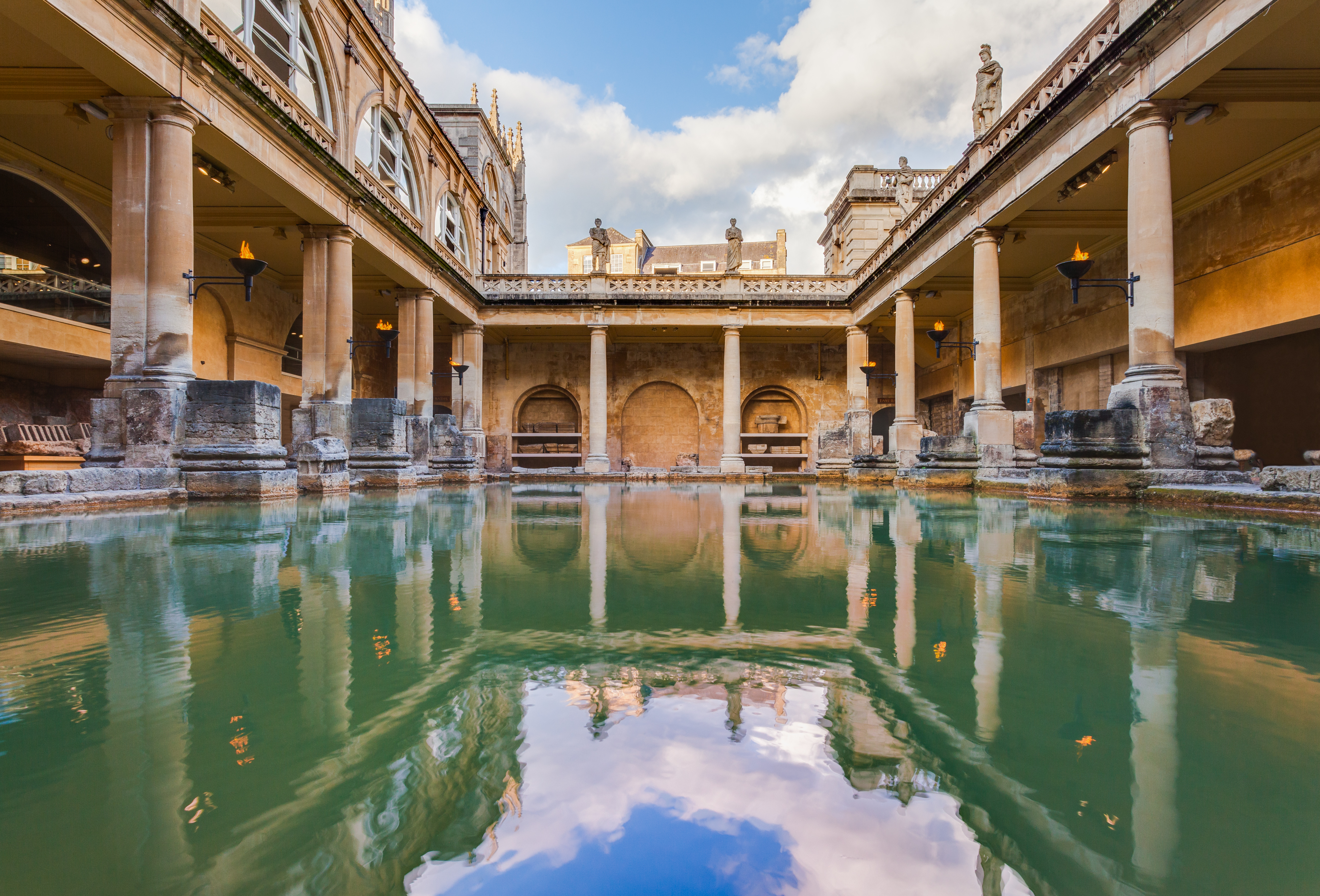 Pemandian Romawi di Bath, Somerset, adalah thermae yang terpelihara dengan baik dari Britania Romawi.
