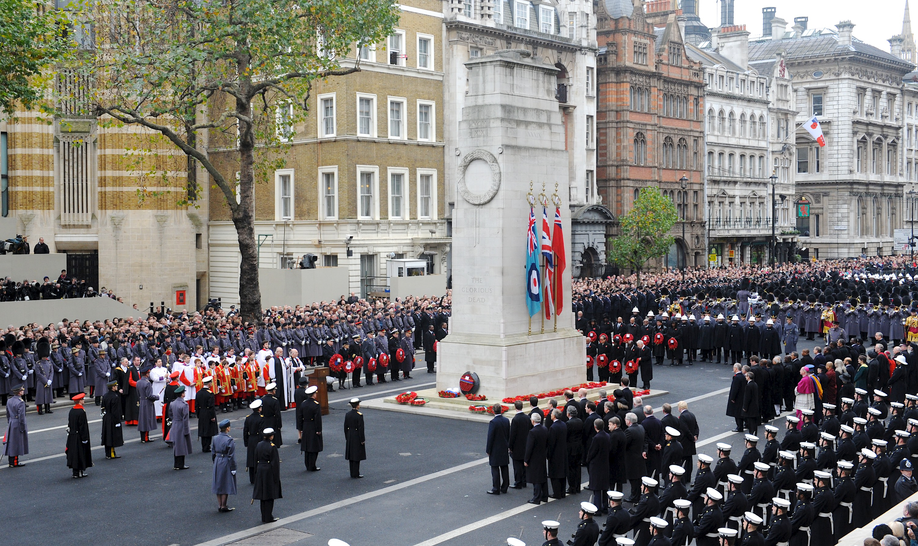 Karangan bunga diletakkan selama kebaktian Minggu Peringatan di Cenotaph di Whitehall, London