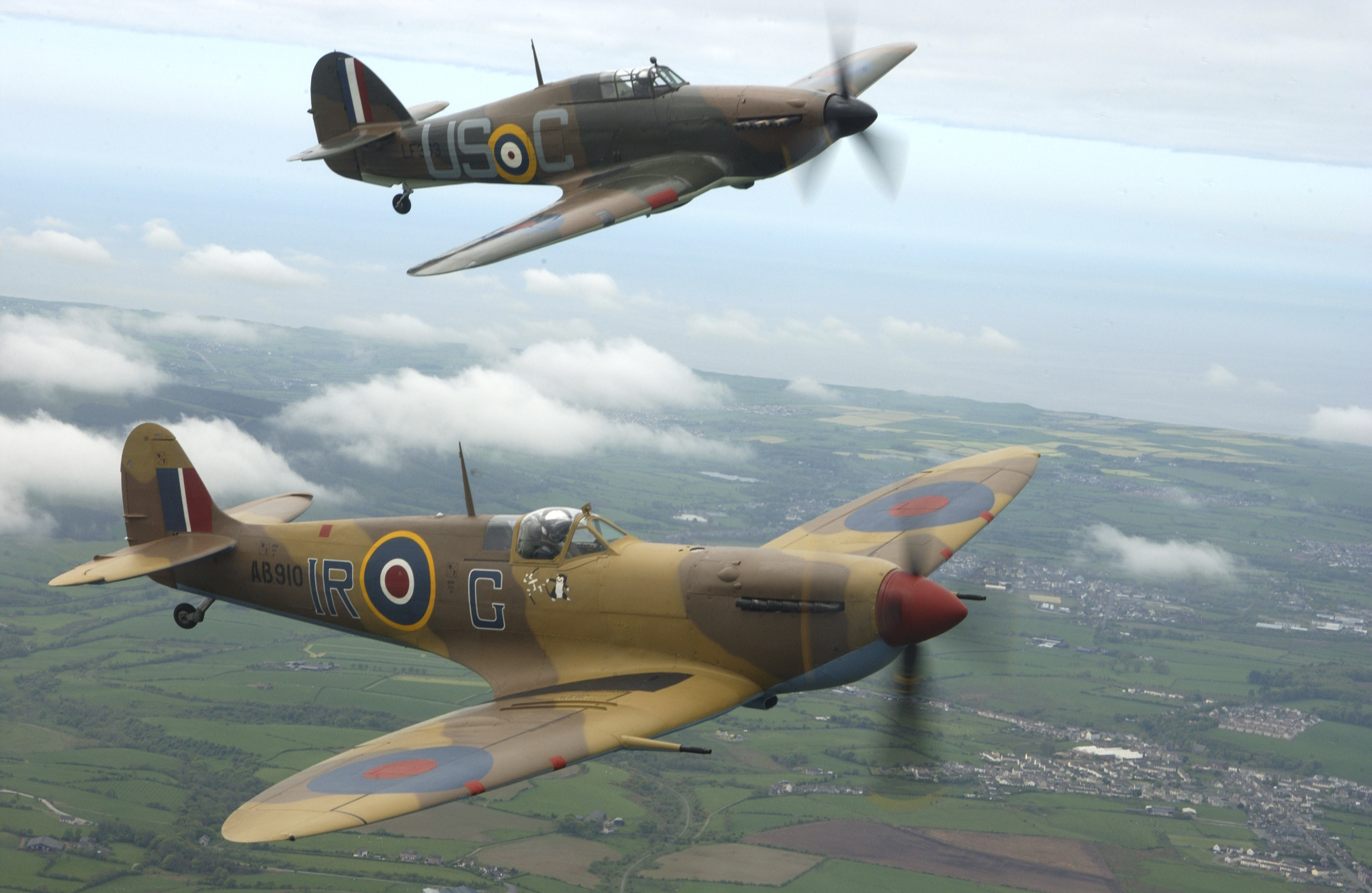 Spitfire dan Hurricane seperti yang diterbangkan dalam Pertempuran Britania selama Perang Dunia Kedua