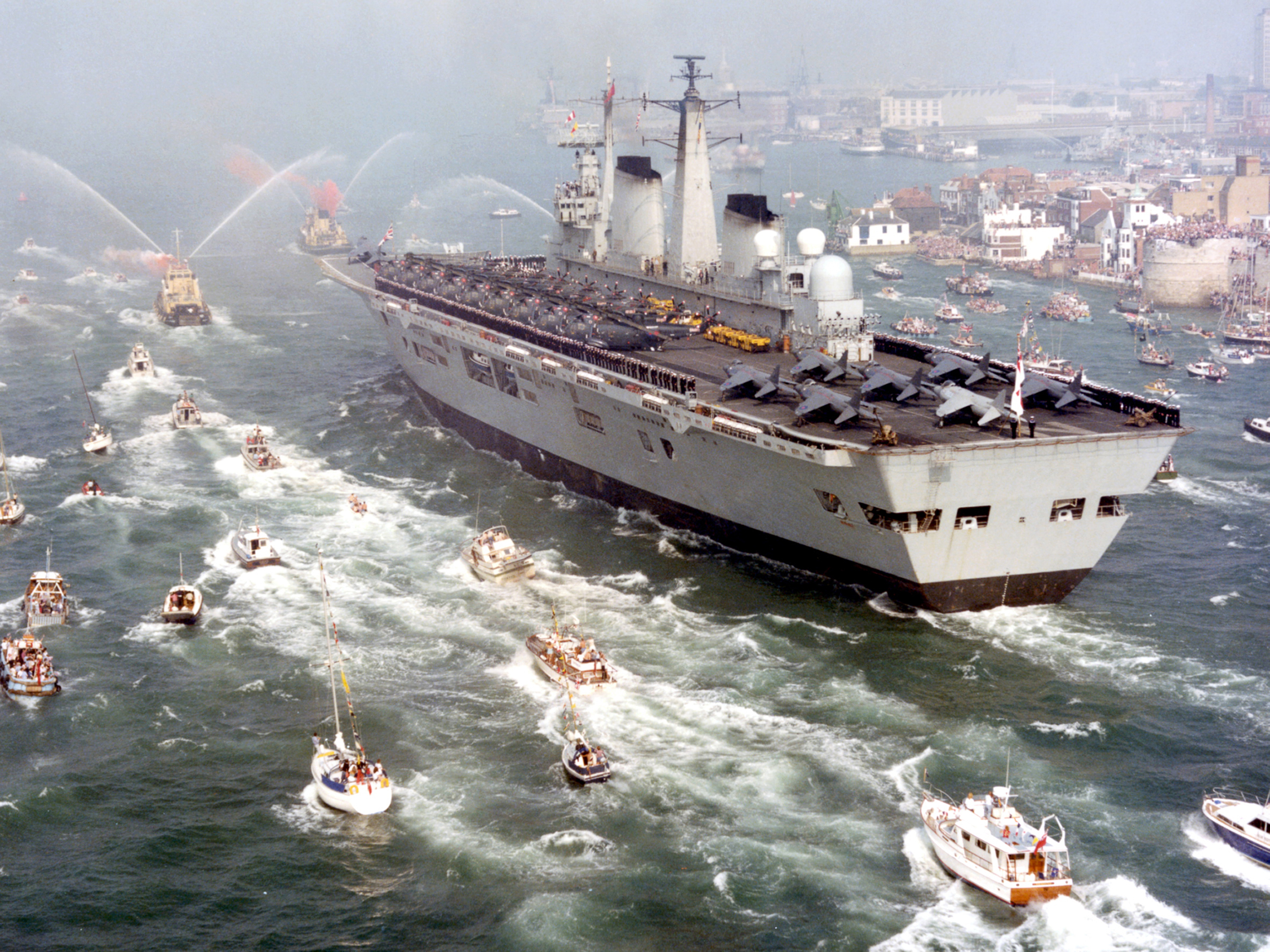 HMS Invincible kembali setelah mengalahkan pasukan Argentina dalam Perang Falkland pada tahun 1982.