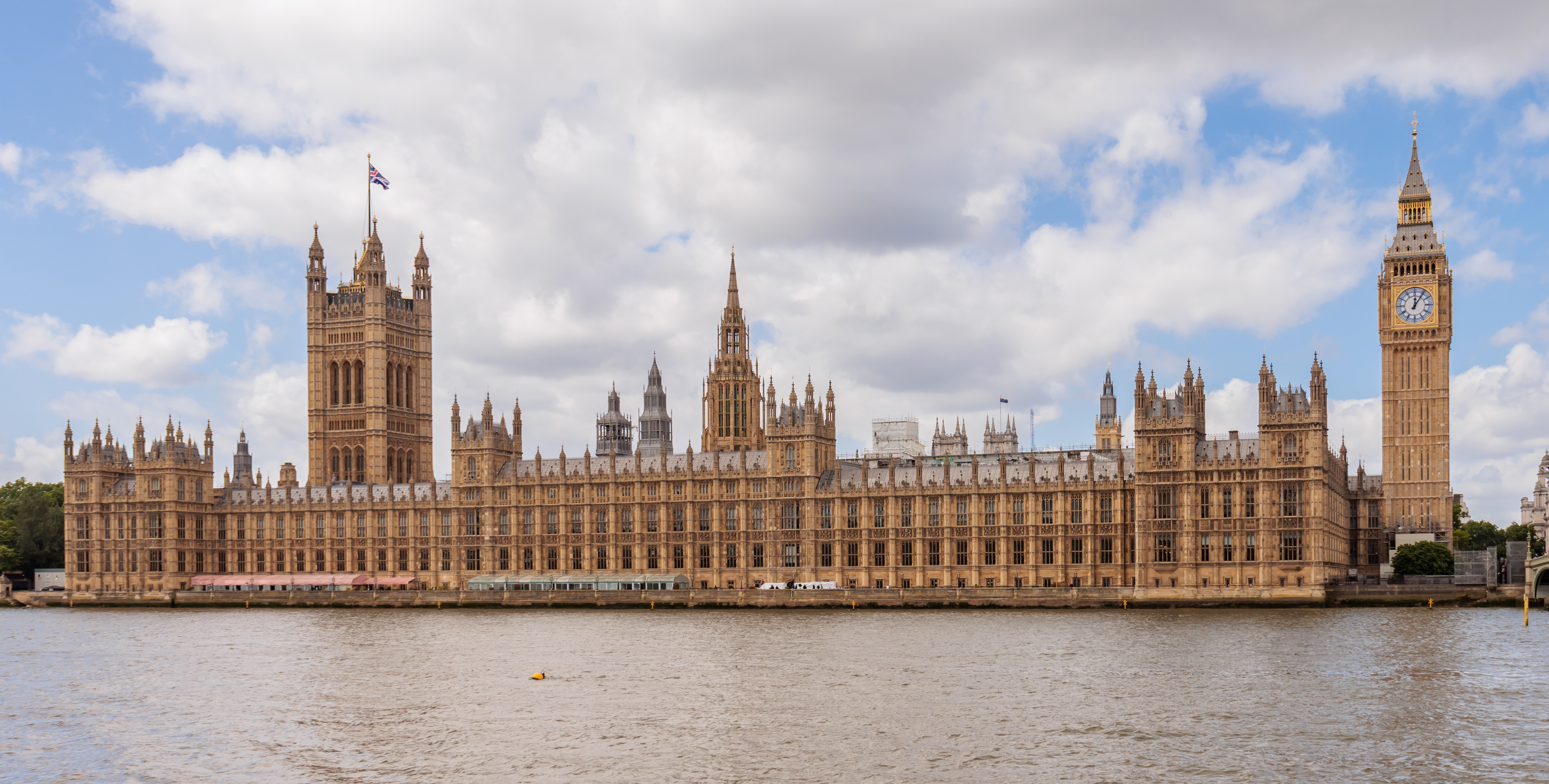 Istana Westminster di London adalah tempat kedudukan kedua dewan Parlemen Britania Raya.