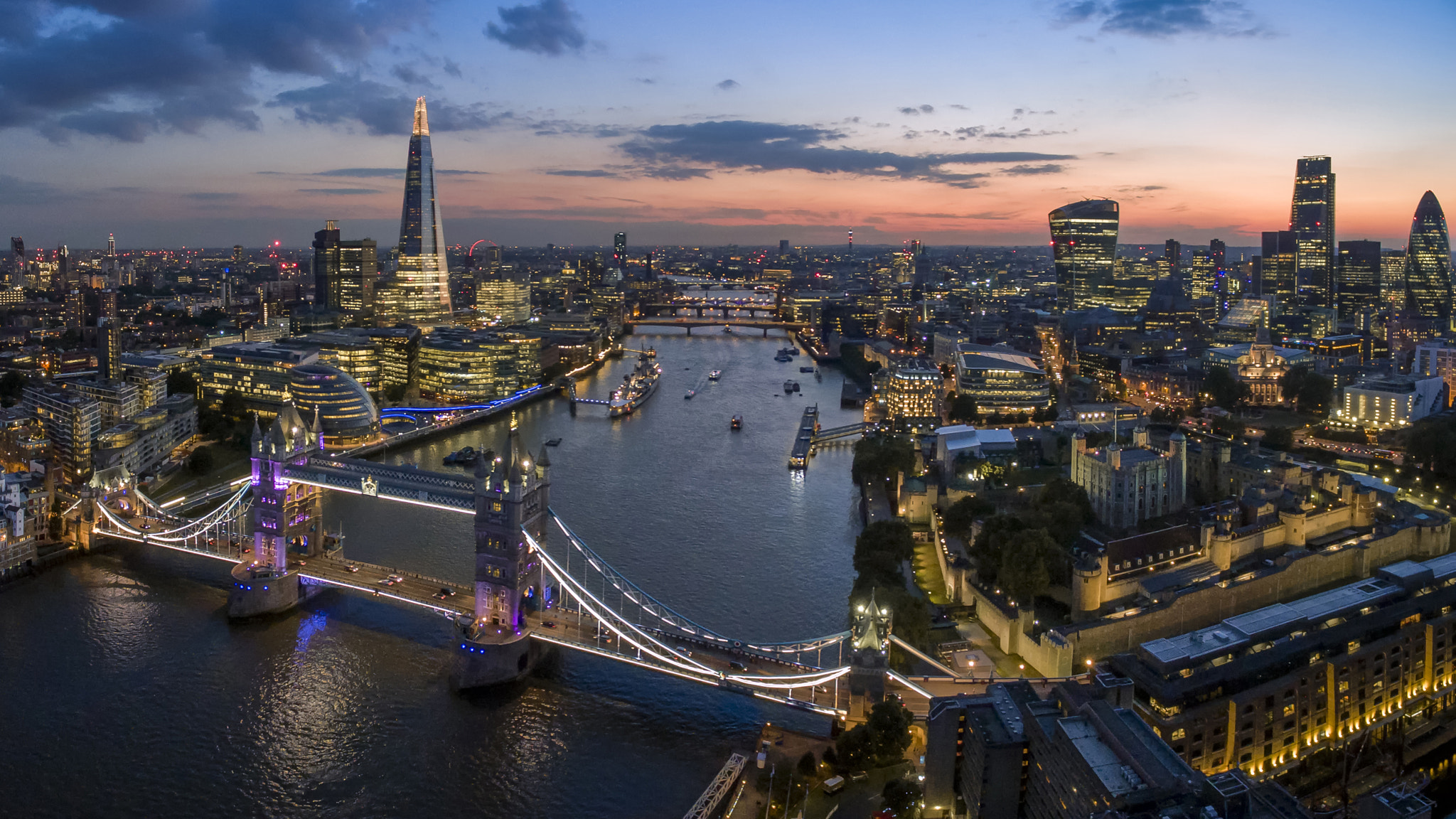 London adalah ekonomi perkotaan terbesar di Eropa dan, bersama New York, kota di dunia yang paling terintegrasi dengan ekonomi global.