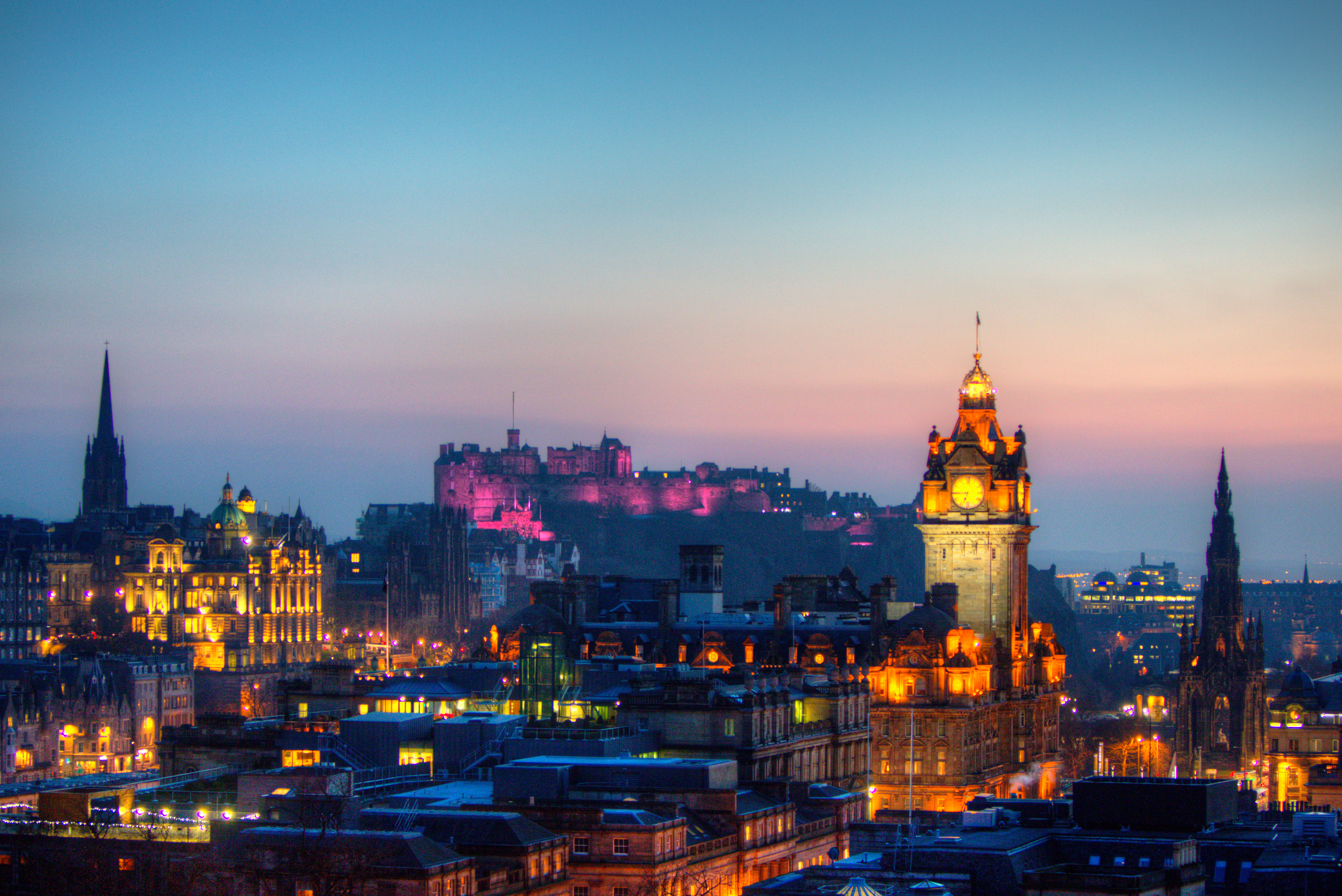 Edinburgh adalah pusat keuangan Skotlandia dan berada di peringkat ke-4 terbesar di Eropa dan ke-13 terbesar secara internasional.