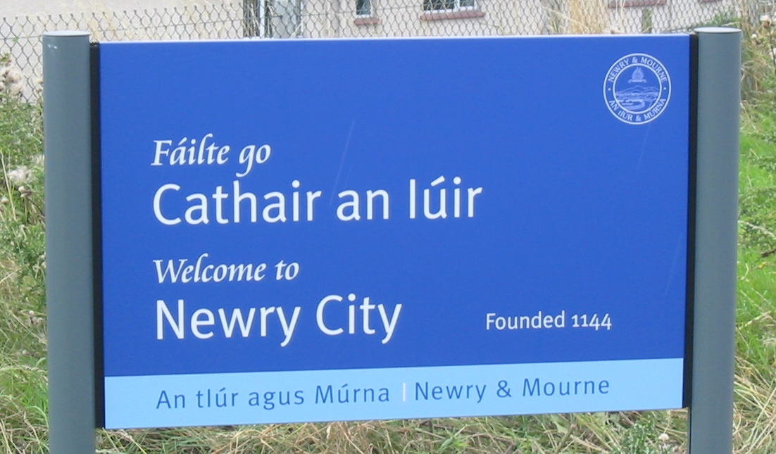 Papan tanda dwibahasa (Ireland dan Inggeris) di Newry, Ireland Utara