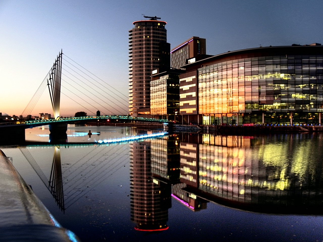 MediaCityUK di Salford, Manchester Raya, adalah salah satu kemudahan pengeluaran media terbesar di Eropah.