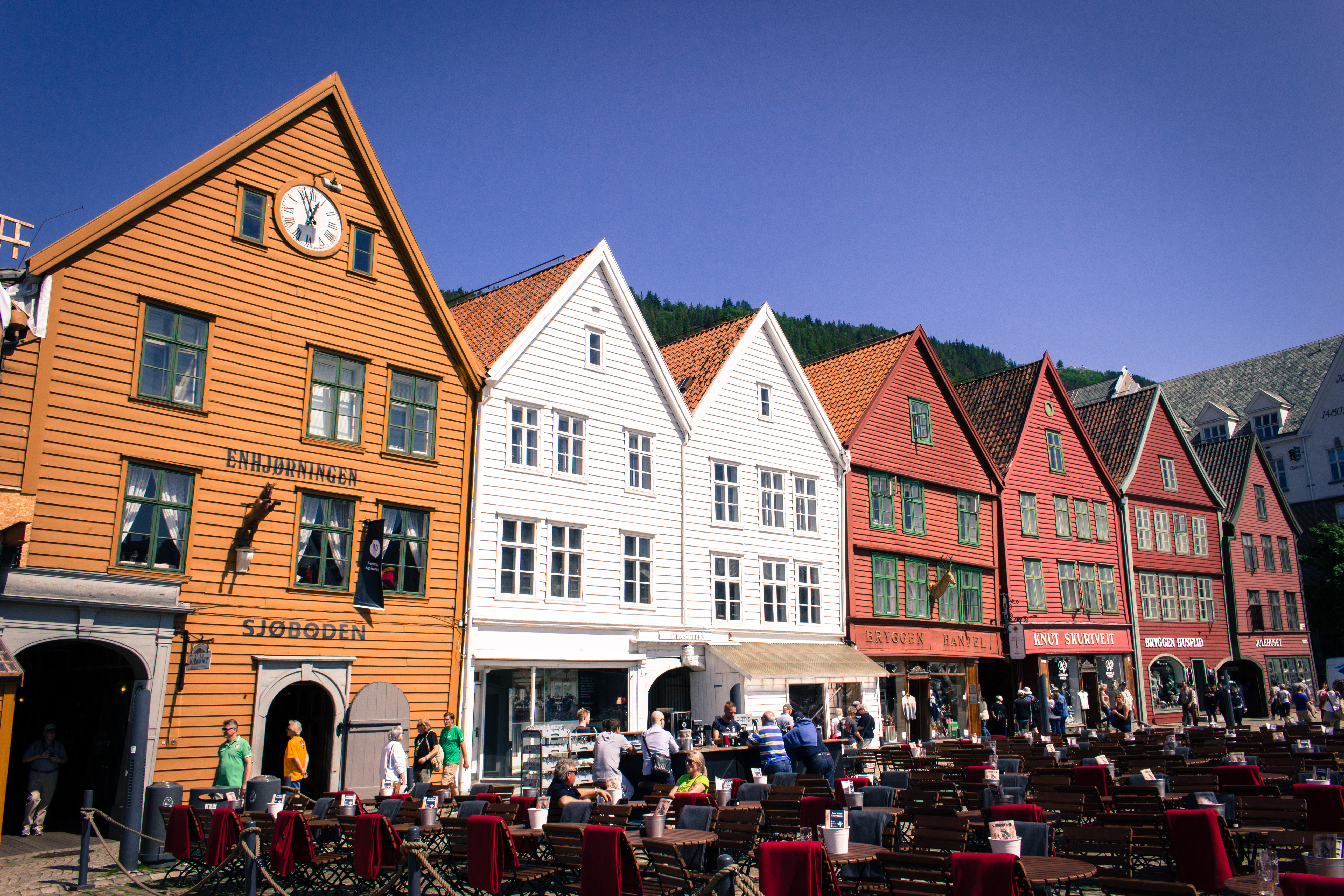 Bryggen di Bergen, pernah menjadi pusat perdagangan di Norway di bawah rangkaian perdagangan Liga Hanseatik, kini dipelihara sebagai Tapak Warisan Dunia