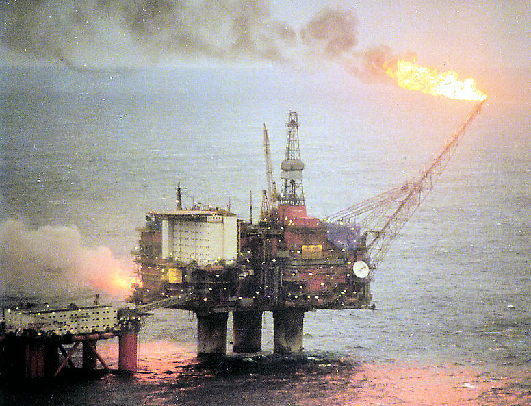 Sejak tahun 1970-an, pengeluaran minyak telah membantu mengembangkan ekonomi Norway dan membiayai negara Norway (medan minyak Statfjord).