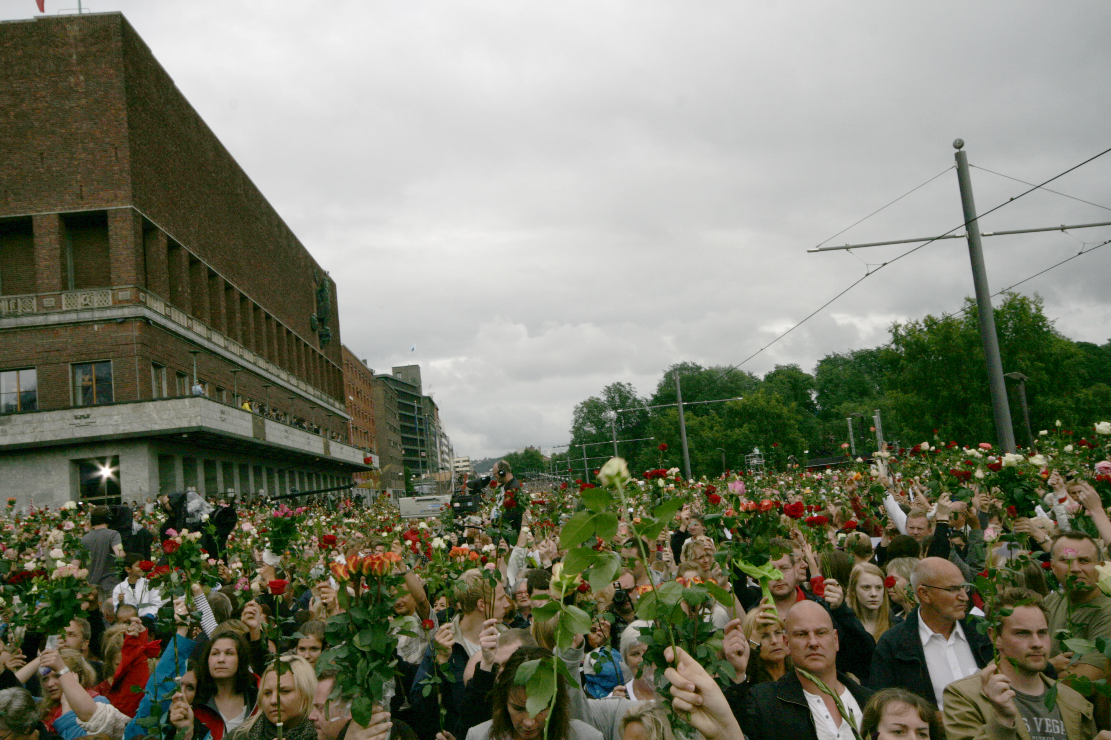 Dataran Dewan Bandaraya di Oslo dipenuhi orang ramai dengan bunga mawar meratapi mangsa pembunuhan beramai-ramai Utøya pada 22 Julai 2011.