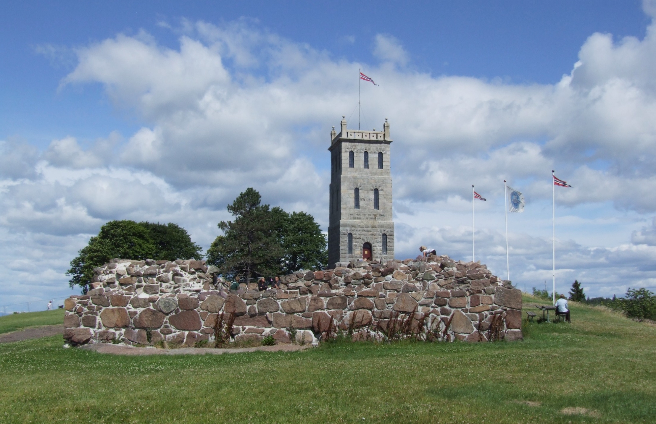 Taman runtuhan Kubu Tønsberg di Tønsberg. Menara di latar belakang dibina pada tahun 1888 semasa ulang tahun ke-1000 bandar itu. Taman runtuhan dan menara itu kini menjadi tarikan pelancong yang popular.