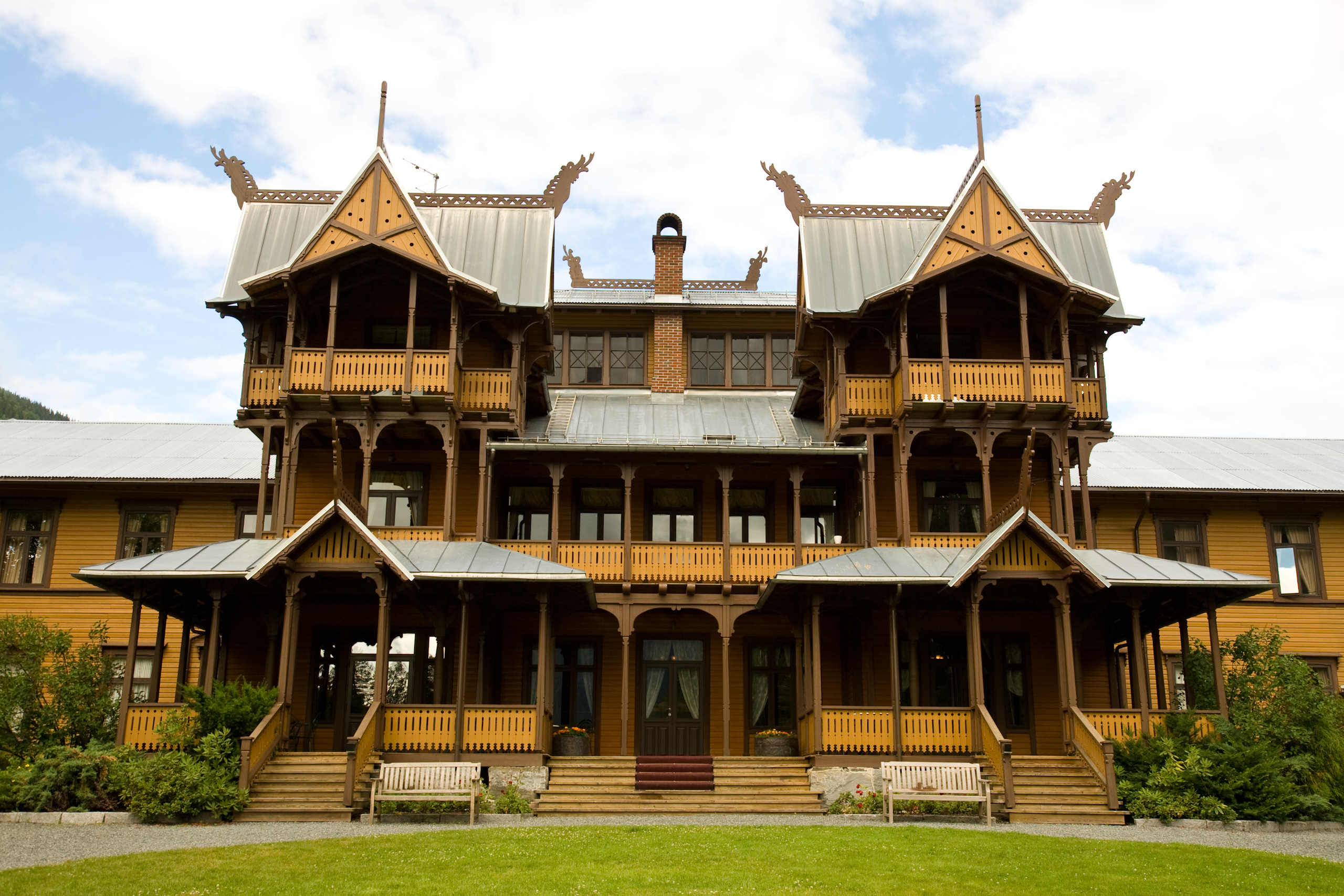 Hotel Dalen di Telemark dibina dalam Gaya Naga, gaya seni bina reka bentuk yang berasal semasa nasionalisme romantik Norway.