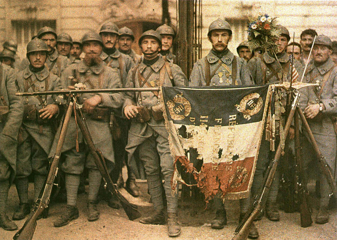 第一次世界大戦中の1917年、ぼろぼろになった軍旗とともにポーズをとるフランスの歩兵「ポワリュ」。