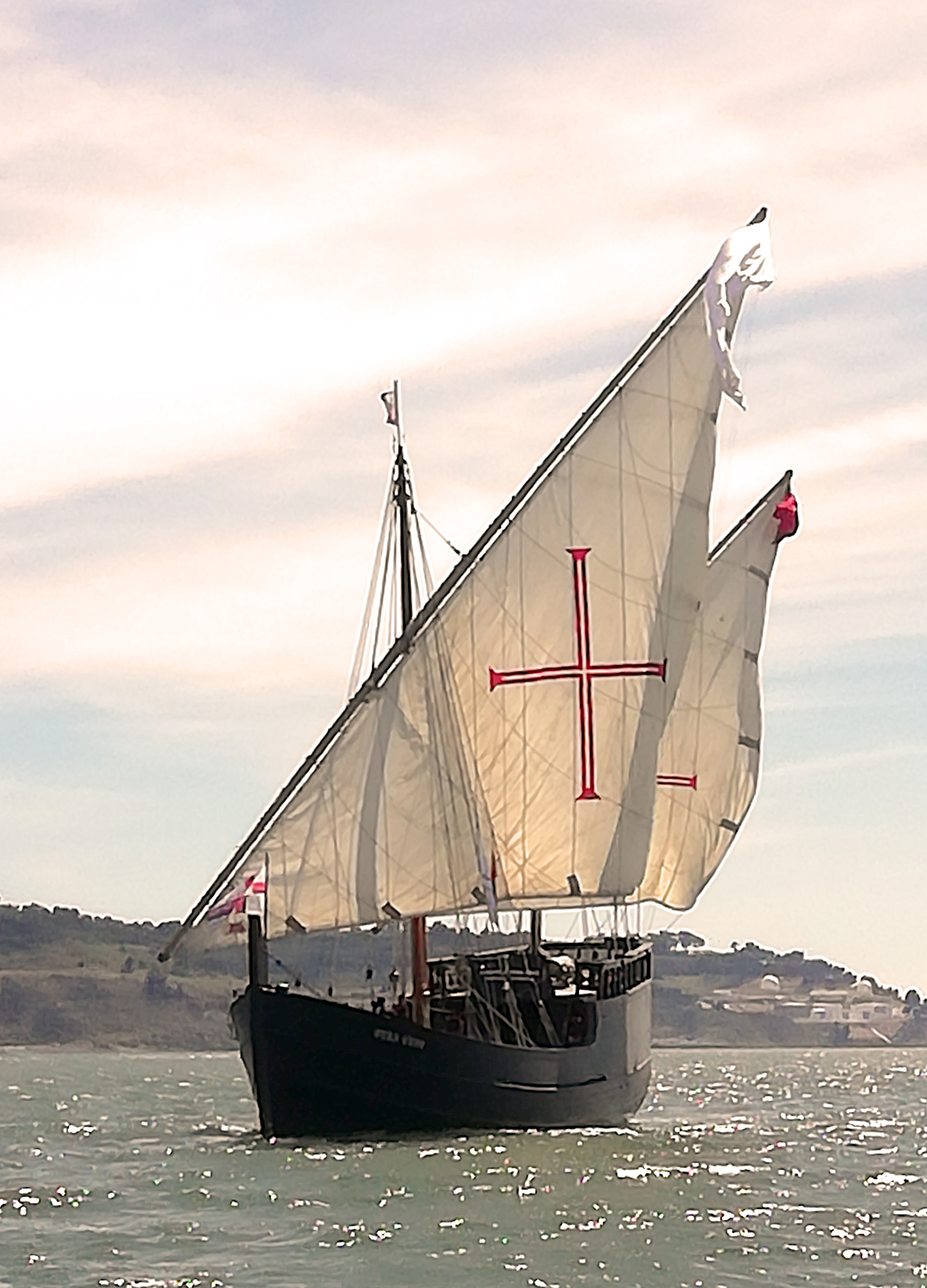 Replika Karavel Vera Cruz berlayar di Sungai Tagus, dekat Lisboa