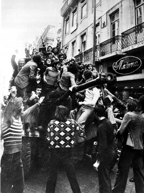 Kerumunan merayakan di atas mobil lapis baja Panhard EBR di Lisboa pada tanggal 25 April 1974